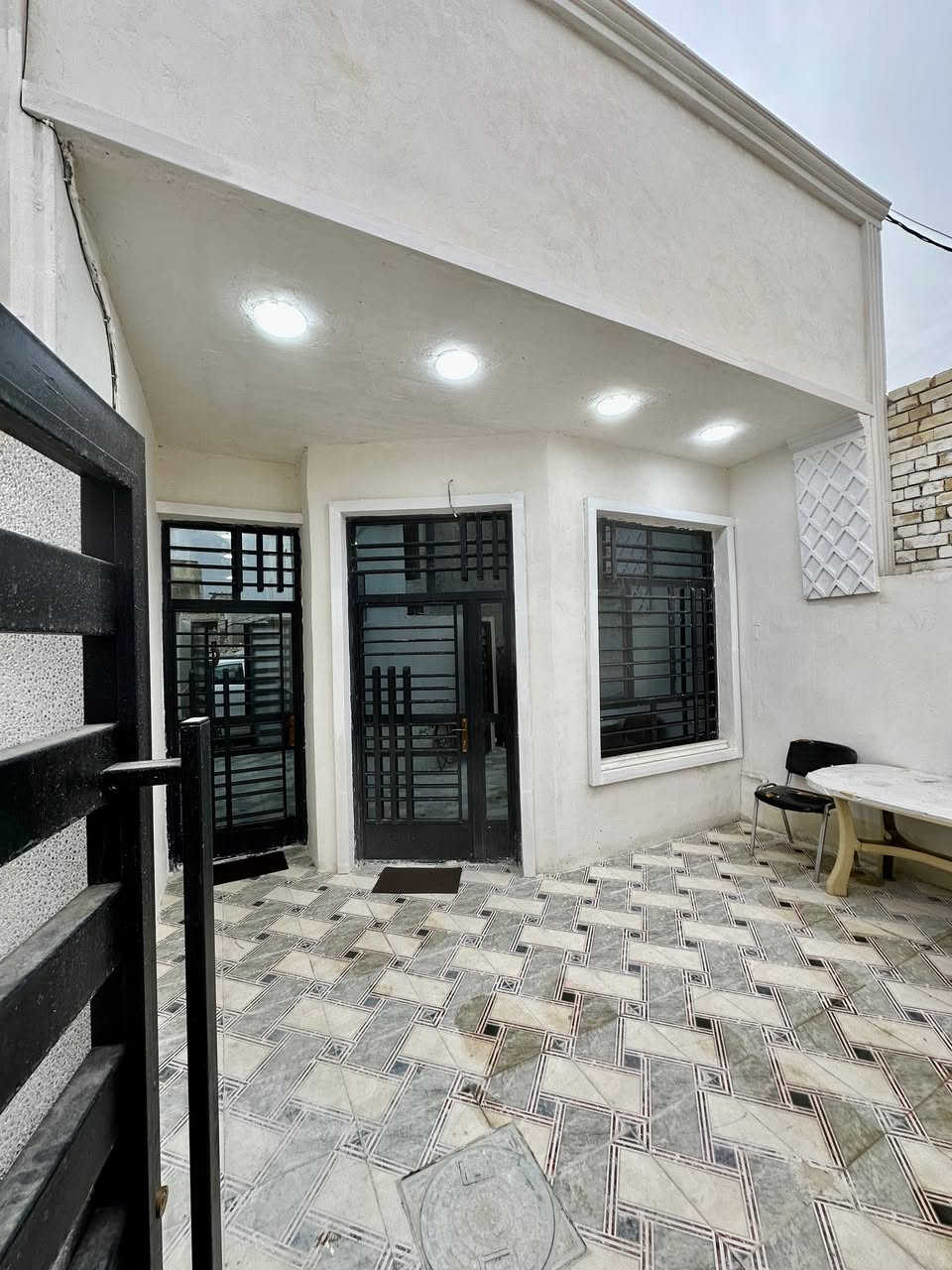 بيت للبيع ١٠٠ م الزعفرانية زراعي بيت بنية سند ٢٥ بناء حديث فرع ٣٢ يمينا تنازل شركة طابق واحد يحتوي على طرمة كبيرة ومدخلين وصالة وغرفة نوم واحدة  و مطبخ ومنور مثل ما مبين بالصور ( السعر ٨٥ ) مليون المراجعة في نفس البيت للاتصال *********** ابو احمد ( واتساب )
