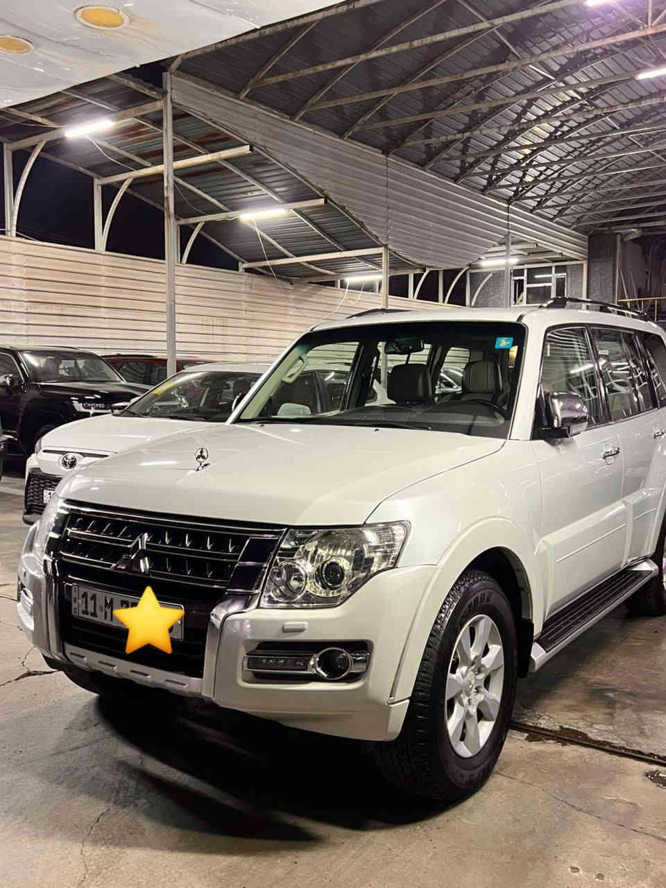 السلام عليكم 
باجيرو
2016
ابيض صدفي 
حبتور 
فول مواصفات 
شاشه 
تحكمات ستيرن
لد نهاري 
حساسات خلفيه
كشنات ثنين كهرباء 
دمام خلفي 
مرايات شفط وكهرباء
كشنات جلد فتحه سقف
محرك 6سلندر 3500
رقم بغداد باسمي 
السياره مكفوله من الصبغ 
كير محرك مكفول 
سعر السياره 21الف دولار وبيها مجال 
للاستفسار اتصال ***********
