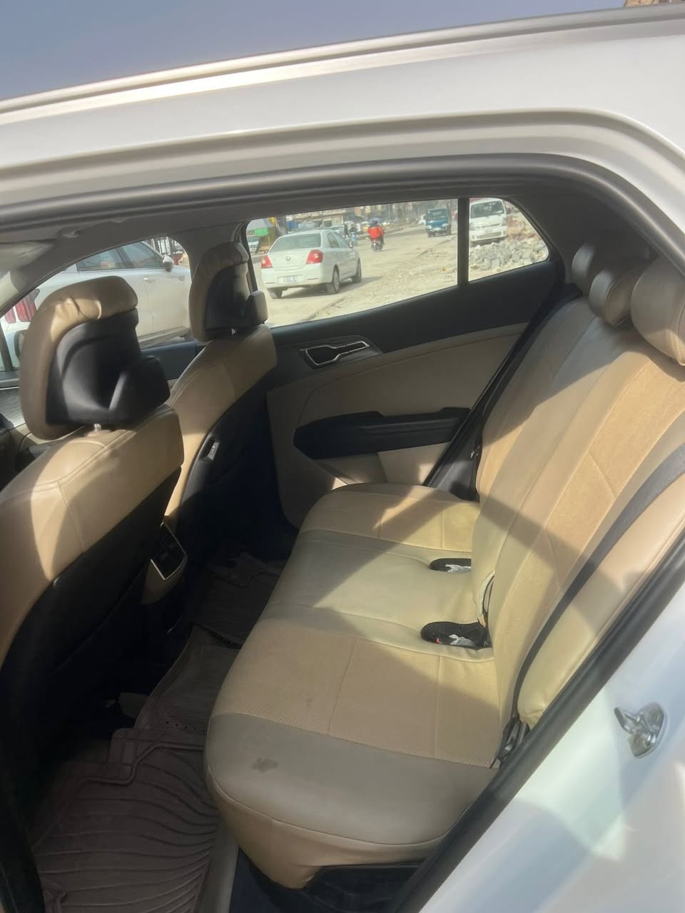 ***********  السلام عليكم سيارة خليجي ماشية ٩٠صندوك كهرباء ستيرن كهرباء  تبريد كشنات كهرباء (السعر ميتين وعشرة وبيهةمجال)
