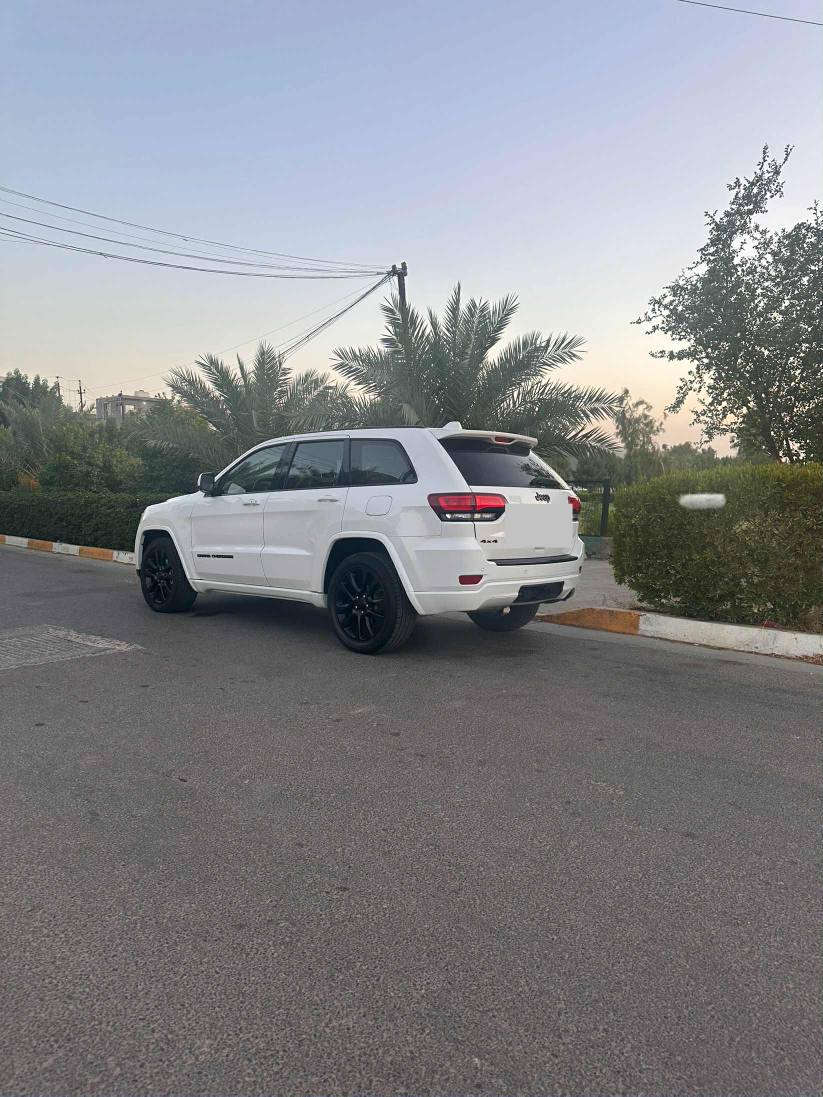 جيب كراند شيروكي (بلاك توب ) ٢٠١٧

‏Jeep® Grand Cherokee Laredo 2017
-المسافة المقطوعة (93,000 mi)
-وارد امريكي بدون ايرباك صور الحادث بالمنشور
-المواصفات 
-تشغيل عن بعد 
-نظام إطفاء وتشغيل السيارات لاقتصاد الوقود 
-جنطة كهرباء 
-ستيرن كهرباء وتحكمات ستيرن وتدفئة ستيرن .
-كشنات جلد ومخمل وتدفئة كشنات.
-ثلاث وضعيات قيادة 

-شاشة كبيرة 
-حساس خلفي مانع اصطدام. 
-ويل ٢٠ .
مواصفات الجيب المعروفة.
-رقم بغداد سنوية جديدة لسنة ٢٠٢٨
-سيارة بأسمي تحويل ثاني يوم .
مكان السيارة بغداد 
اعتذر عن المراوس 
 -السعر 21,700 بيها مجال 
الاستفسار *********** بغداد, العراق
