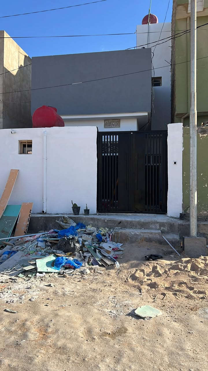 🔵بيت للبيع 100متر ب الحولي طابق ونص ثالث بيت عن شارع الحولي . +شارع 15 موقع ممتاز البيت احلى من التصوير 

🟤الاساس تجعيب والسقف الطابق الاول  صب والثاني شيلمان كاشي وسيراميك. 

⚪️يحتوي الطابق الاول ع غرفة وصالة ومطبخ واستقبال وصحيات والطابق الثاني غرفة وصالة.ومطبخ ع نضام تركي 

 السعر95مع المجال خدمات  كامله للستفسار  الرقم ***********لتواصل ع الواتساب صاحب الدار مو دلال
