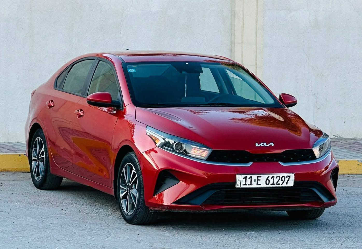 السلام عليكم كيا فورتي موديل  2023  رقم بغداد حره بسمي تحويل نفس اليوم مواصفات نص فول LX لون مشمشي مميز محرك دوش المرغوب حجم الفين حادث السيارة كما موضح سطحي بدون دواخل بدون لغد بشرط  ايرباك راجع اصلي شركه  بنيد  امبدل اصلي نفس اللون  والدعاميه اصليه نفس اللون  يعني السياره بدون قطرة صبغ مكفوله كفاله عامه من الصبغ وين ميعجبك افحص   العنوان بغداد شالجيه لمعرفة السعر  الاتصال  على الرقم 
***********
