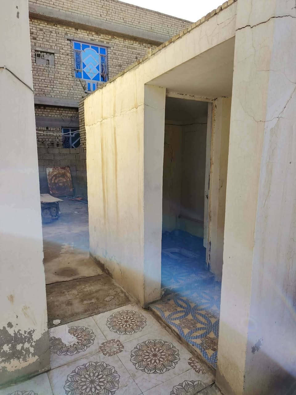 #دار سكن#للبيع
200متر #المساحه
#منطقه حواس حي ام البنين
#يتكون من غرفه نوم وصاله و استقبال ومطبخ وصحيات 
#معروض بسعر 45 مليون وقابل للعمله 
#للاستفسار الاتصال على الارقام التاليه 
***********
*********** 
*********** #واتساب
#او مراجعه مكتب واحد عقار 
#عنوان/#المكتب محافظه واسط قضاء العزيزيه منطقه حواس نزله حسينيه محمد داوود
