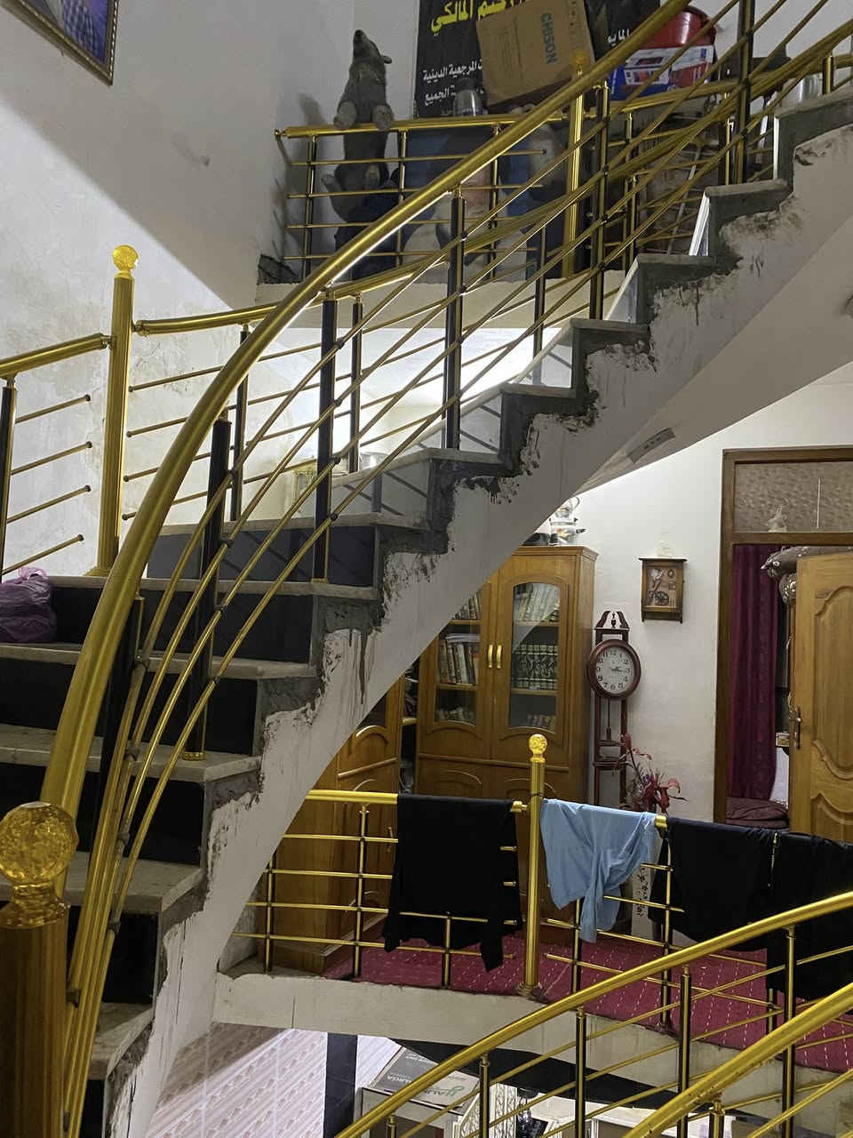 دار للبيع في منطقه البلديات واجه 5 نزال 20 3 قوط كامل خدمات حمامات 3 مساحته الدار 100 متر في منطقه البلديات داخل فرع جامع سيد صلاح المكصوصي *********** تواصل خاص او واتساب موجود 170 بي مجال بسيط
