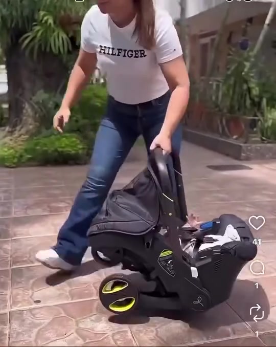 مرحبا
اختي عدها نفس هاي العربانة 

هي عربة وكرسي سيارة تتحول من عربة تنطبك تصير كرسي سيارة 

تتحكم بوضعية الظهر جلوس ويتمدد 

عملية للسفر والمشاوير

استعمال مرتين او تلاثة فقط ماخذيها ب250 ورايديها ب200 بيها مجال بسيط

مكان بغداد حي العدل


**إذا كنت صاحب هذا الإعلان وتريد حذفه لأي سبب، رجاءا أرسل رسالة إلى الدعم الفني**