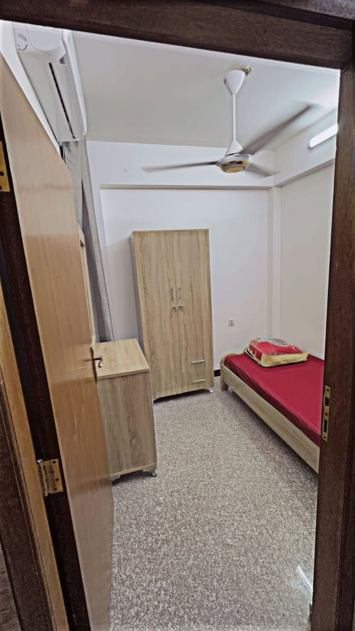 شقه للايجار بلكراده غرفتين وصاله موثثه كامله قرب مجمع الليث الرقم ***********
