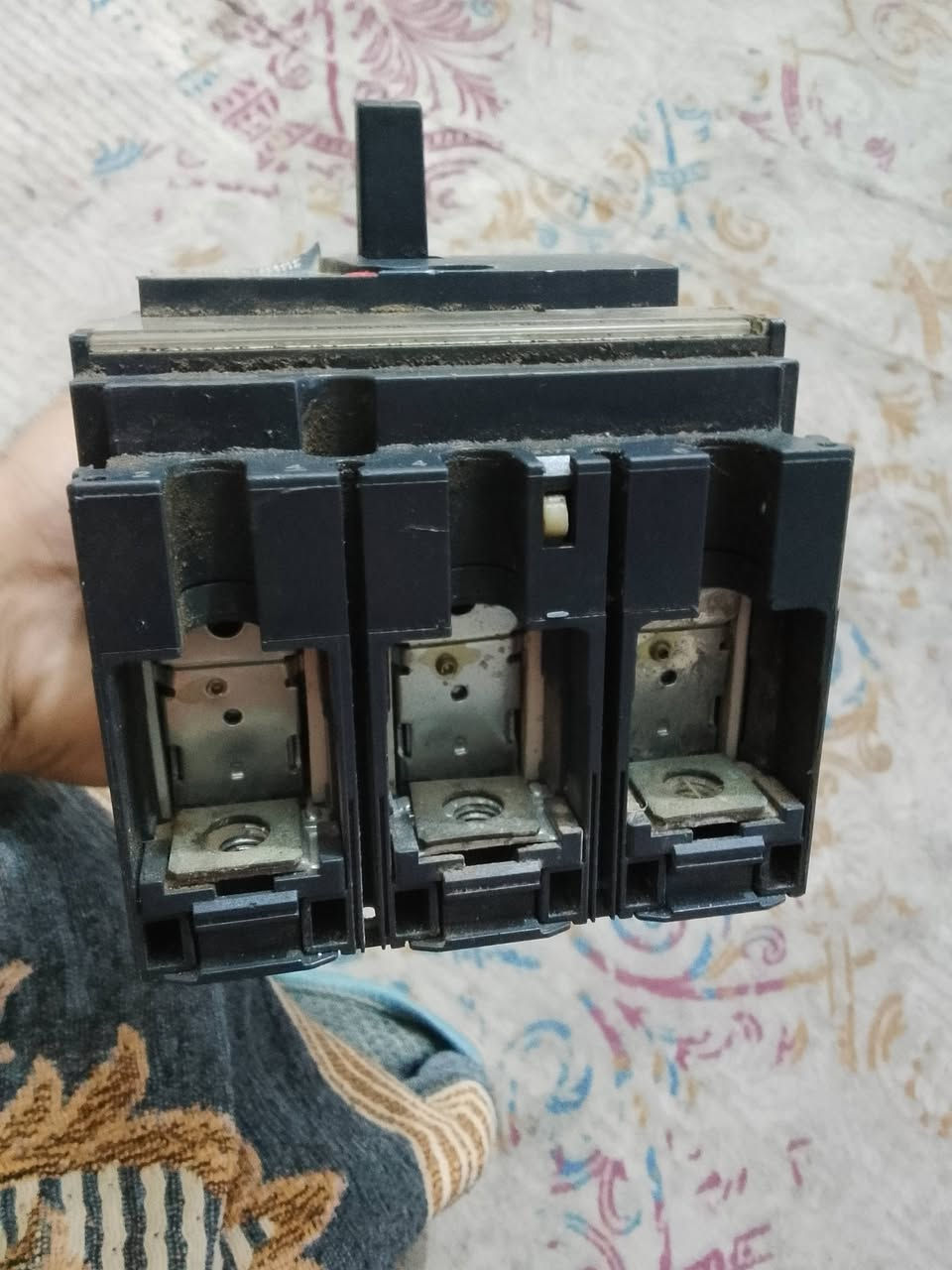 قاطع هوائي شنايدر
250انبير للبيع قيم بليرضي الله ***********
