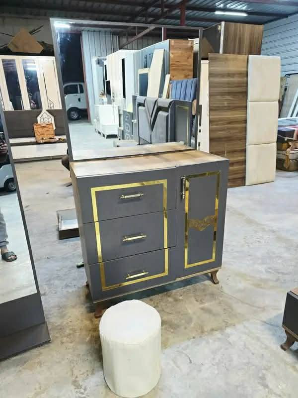 غرفة نوم مستعملة🇹🇷
 نضافة95  ٪💯
عدد القطع / 10
نضام / أبواب 💢 
سرير مخزن شالزون مخزن ✨
سعرها / 950 💸✨
شد ونقل داخل بغداد مجاني🚛
يوجود توصيل محافضات 🚛


**إذا كنت صاحب هذا الإعلان وتريد حذفه لأي سبب، رجاءا أرسل رسالة إلى الدعم الفني**