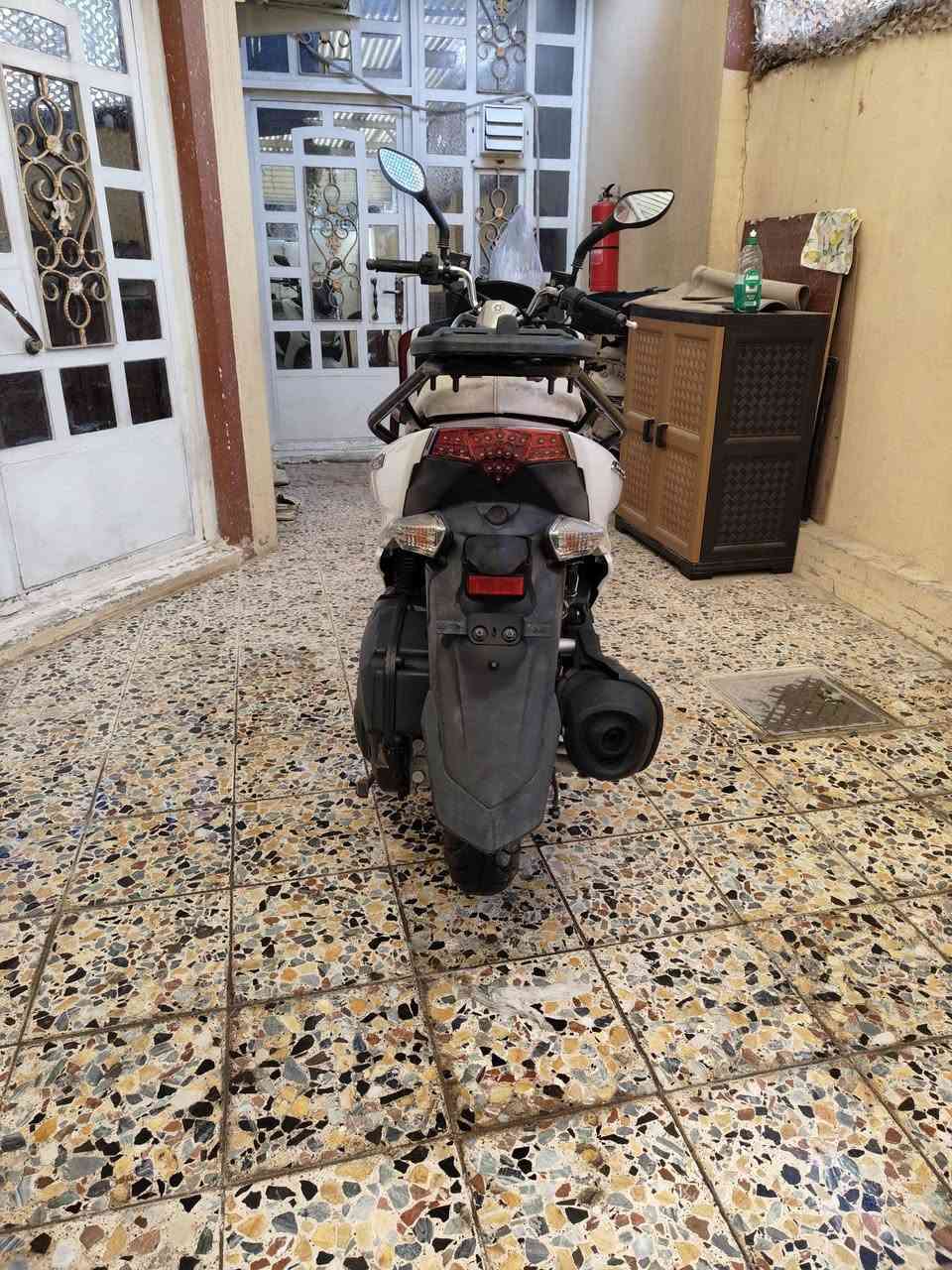 السلام عليكم و رحمة الله
ماجستا اس لون ابيض محرك 155cc 

الدراجة نظيفة من ناحية المحرك و مريحة جداً بالمشي 

كفراتها بلادية بيها شخوط و ملاحظات بسيطة 

الدراجة استعمال يومي لا شغل ولا دلفري 

 قبغاتها نفخ 
السعر المطلوب مليون و 350
للاستفسار الاتصال عالرقم ***********
