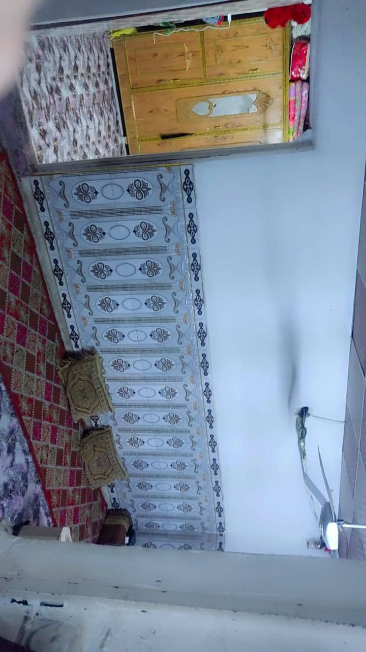 اسلام عليكم  بيت البيع.تجاوز   بل حيانيه شارع ستين  البيت متكون من غرفه وصاله ودانيه ساحه جيبره والبيت نضيف بناء جديد كل سراميك حته ساحه سراميك. البيت لا علي كص ولا جاين تبليغ ابد الله شاهد شارع نضيف خوش ناس امان كل يمك مدارس صدليات اسواق كلشي متوفر البيع السباب خاصه شراي فقط نتصل ع هاذ رقم *********** سعر اب 16بي مجال
