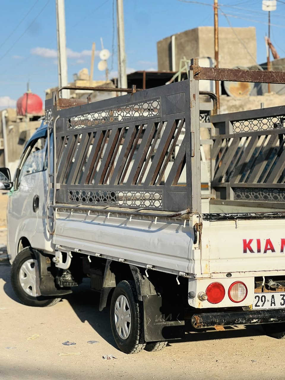 سلام عليكم اخوان كيه بنكو مديل 2016 سياره نضيفه وجاهزه من كلشي شغل وطلع من عده تبريد  رقم نكليزي واسط كفاله من الدعاميه الامام لدعاميه الخلفيه نفس ال بصوره. ***********
