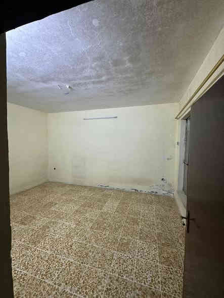 بيت 🏠للبيع في حي البكر خلف مطعم بيت جدي موقع مميز يبعد عن سايدين 20 متر 
البيت بحساب ارص بناء قديم يصلح للسكن مساحه البيت 216 متر واجها 9 متر 
يحتوي البيت 🏠 ع استقبال وهول وغرفتين نوم 🛌 ومطبخ وصحيات ومناور وكراج سياره 
ط 2 هول وغرفه نوم 🛌 فقط 
سعر البيت 185 وقابل للتفاوض للأستفسار الاتصال ع الرقم 
***********/***********
