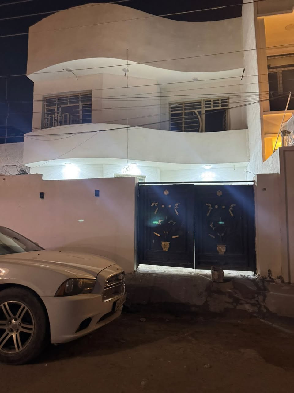 السلام عليكم
بيت للايجار بكفائات السيدية بشارع كنانه 

ترميم جديد مساحة البيت 150متر 

يوجد صالة كبيرة وغرفتين كبيراتان واستقبال كبير ومطبخ متوسط وغرفة سويت 

 

الرقم :***********
