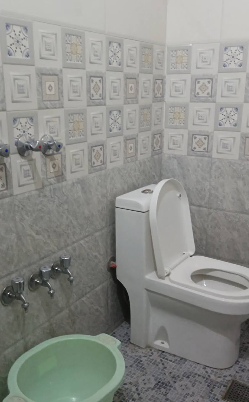 السلام عليكم ورحمة الله وبركاته..
بيت للبيع ١٢٠ متر الواجهه ٦ والنزال ٢٠ طابق ونص أستقبال ومطبخ وغرفة وحولي كبير وصحيات داخلية وخارجية والطابق الثاني غرفة وحمام وبيتونة كبيرة وسطح والأرضية رفت صب مركزي ٥٠ سم وكلة شغل درجة أولى بي نقص بياض وكاشي والبيت مشمع بالكامل صار ٣ سنوات البناء تقريباً .. العنوان دوانم الشعلة شارع أبو موسى ثاني فرع عاليسار السعر ٨٧  ... 
هاتف ***********
