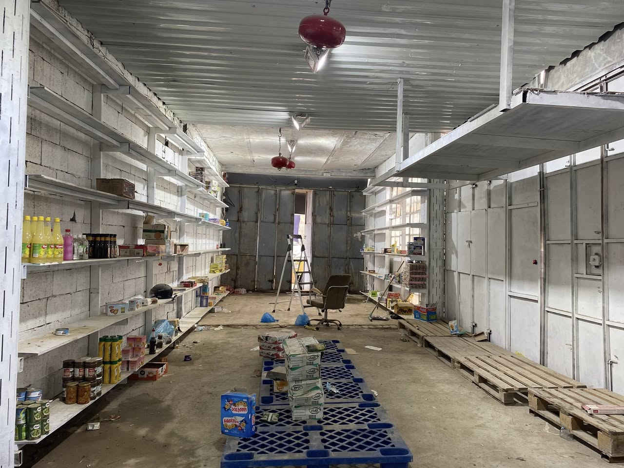 السلام عليكم 
مكتب للبيع في بابل الحلة شارع الجبل نزلة الثلج 
يحتوي ؏ براد 5 طن وتجميد 10 طن ومكتب محاسبة ورفوف وسكيب 
للاستفسار الاتصال ؏ الرقم ***********
