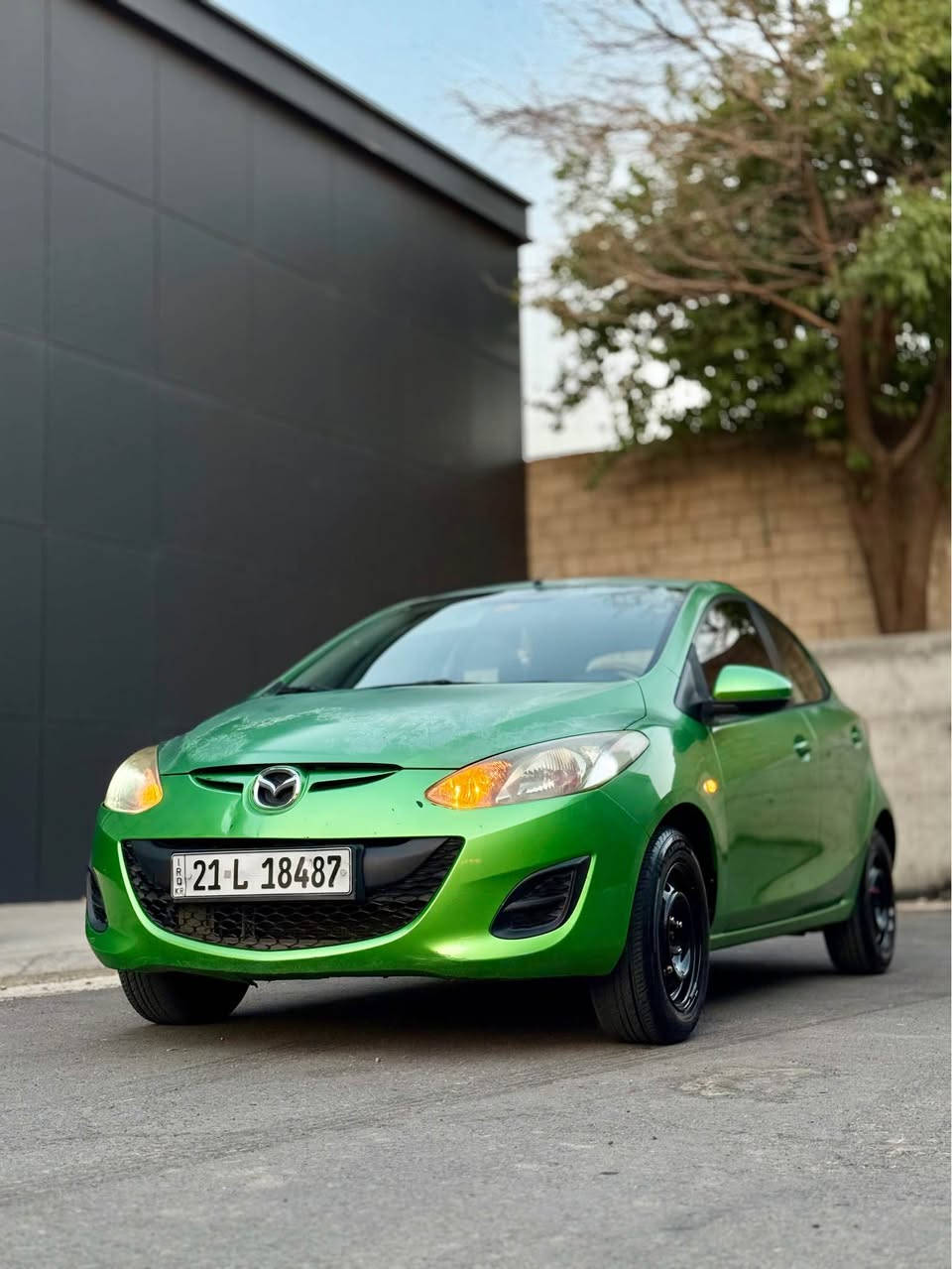 فرۆشتنی ئۆتۆمبێل: Mazda 2  
 مواسەفات: فول مواسەفات ( ناو فۆرمیکا ).
 باری گشتی: بێ بۆیاخ، تەنها پەڵەیە ساردی هەیە.
 مەکینە و گێڕ: بە شەرت، یەک دینار مەسرفی تێدا نییە و زۆر خاوێنە.
 کێلومەتر: ١٧٦ هەزار ڕۆشتووە.
 تایە: چوار تایەی لۆکی لە ژێرە.
 سەنەوی: تازەیە تا ساڵی ٢٠٣١.
 زانیاری تر: ئۆتۆمبێلەکە بە ناوی خۆمەوەیە.
نرخ: ٧٨ وەرەقە (کەمێک مەجالی تیایە ).
بۆ زانیاری زیاتر و بینینی ئۆتۆمبێلەکە پەیوەندی بکەن بەم ژمارەیەوە:
📞 *********** السليمانية, العراق
