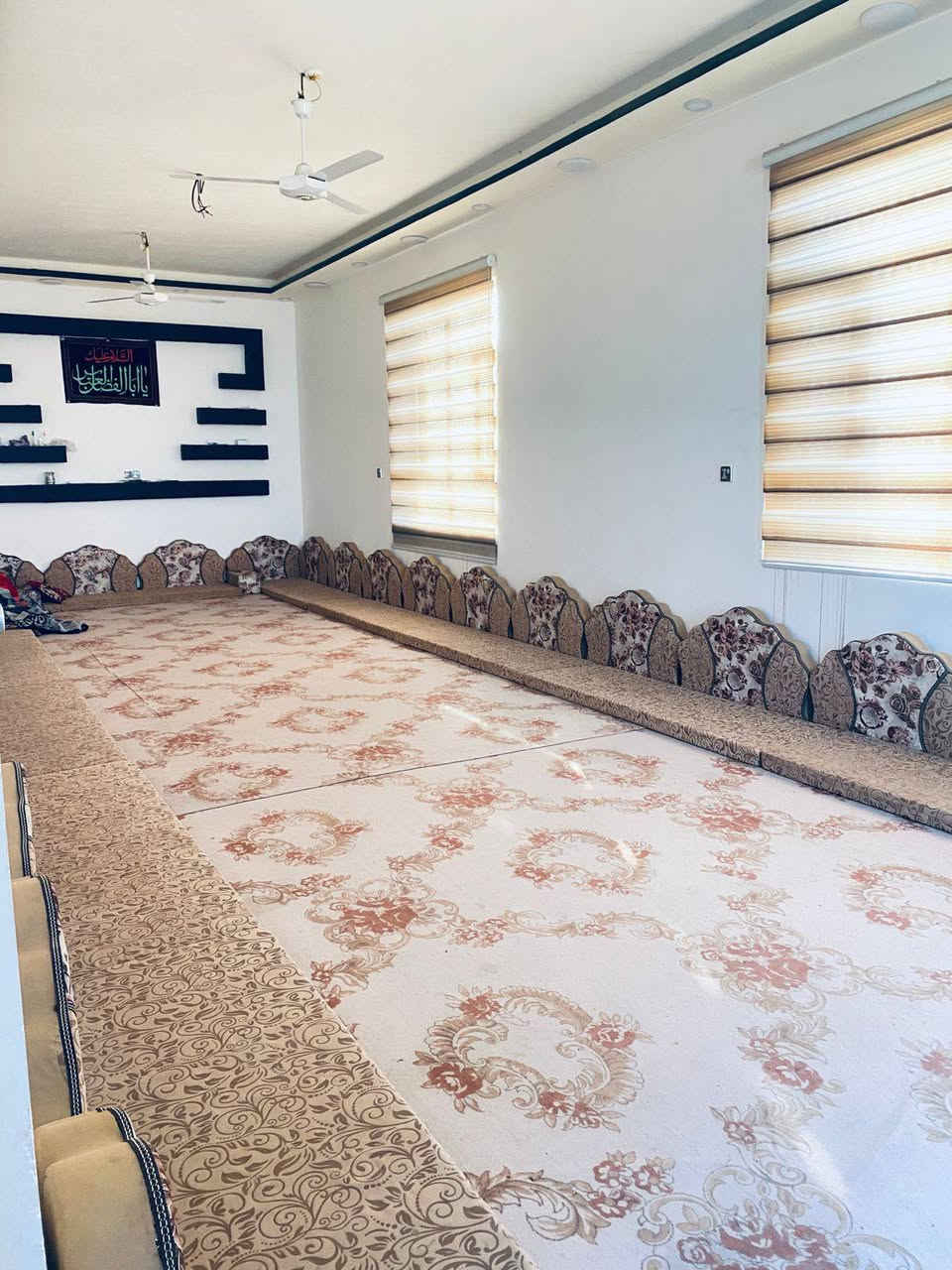 يا الله  سلام عليكم ورحمة الله  بيت زراعي البيع

1 المساحه 220متر مربع طابقين بنيان طابوك 
2 غرف نوم العدد 4 كل غرفه بيها حمام داخلي وغرفه جوه  وصاله ومطبخ  ومنور 
3 مضيف 15 متر  وطارمه 5 متر 
4 كرهبا 3 خطوط. نجف و الحله ومولد 
5 ماي بين يوم ويوم 
6 البيت كله بورسلين  وجبسن بورك وسقف ثانوي 
مكانه طريق نجف كربلاء يم سيطرت الكفل عمود 366 بجهت الحسينيات يبعد عن الشارع 150 متر تقريب 
السعر 85 وبي مجال  بقيت الستفسار  النتصال وبخدمتكم ***********.  ***********

