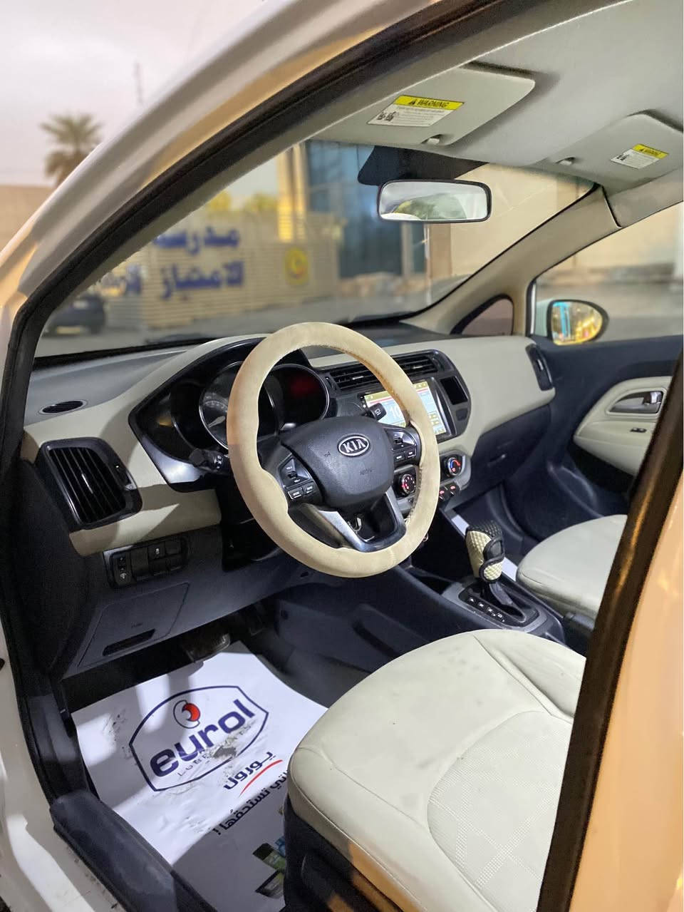 السلام عليكم للبيع كيا ريو 2012 وارد امريكي حادث بسيط باب السائق وصبغ بيها قطعتين وهلال الجاملغ الخلفي بدون اي دواخل + بدون ايرباك السيارة ليبل واحد كلها ماشية 94 الف فقط  مواصفات ( شاشة اندرويد -لدات امامية+ مازدات عدسة - جام كهرباء + سنتر لوك - تحكمات ستيرن - مانع انزلاق - داخل اوف وايت كريمي ) وباقي المواصفات المعروفة 
محرك وكير وصدر وتخم تاير كله جاهز بدون اي نقص
رقم بغداد ب اسمي سنوية وارقام وهزة كلهن جدد 
السعر 87 ورقة وبيها مجال 
للاتصال *********** بغداد, العراق
