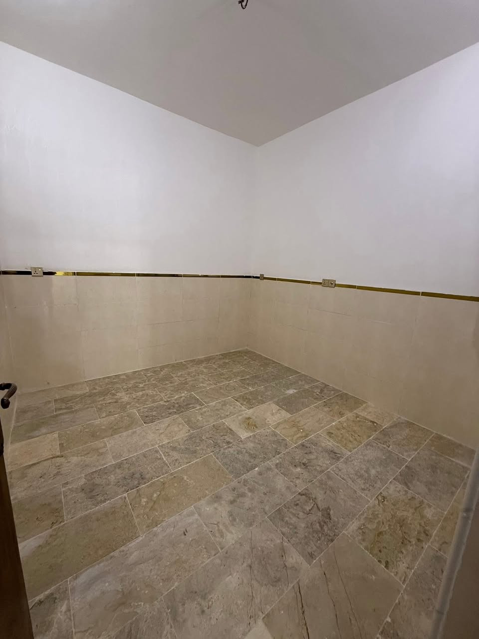 مشتمل 50م #للبيع واجهه 3.5 " جديد بناء 2025 "
استقبال و3 غرف نوم و خدمات طابقين

#السعر  135 مليون  / طابو ملك صرف
الشعب خلف سوق شلال و متوسطة صلاح الدين

***********
