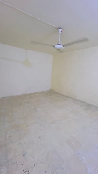 دار سكني للبيع في منطقة هادئة ومريحة. يحتوي الدار على عدة غرف نظيفة وم...