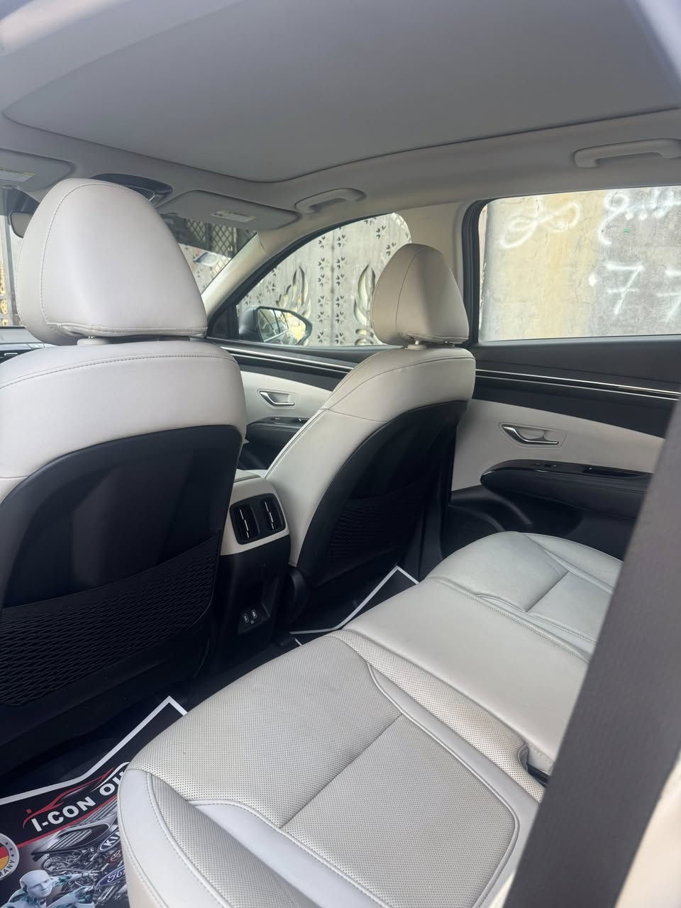 توسان لمتد vip فول الفول امريكي السياره بهيج نضافه وهيج مواصفات جدياً قليل 
حادث موضح بصور بدون ايرباك بدون تبديل نفسهن اصلحن ونصبغن ع حد ضربه دعاميات ابلاديه 
لون السياره زيتوني ع سموك  
المواصفات LIMITED VIP
1- بصمة تشغيل 
2- بصمة ابواب لمس دخول ذكي 
3- بنوراما على طول السيارة 
4- صندوق كهرباء شفط 
5- كامرات 360 درجة ( جانبية - امامية - خلفية ) 
6- كامرات مع الاشارة 
7- السيارة تتقدم وترجع ب البصمة 
8- تبريد تدفئة كشنات 
9- كشنات جلد كريمي 
10- كشنات كهرباء 
11- اضواء محيطية 67 لون اختياري 
12- كشنات خلفية هيتر 
13- مرايات تعتيم ذاتي 
14- ابل كار بلي 
15- اندرويد اوتو 
16- شاشة دجيتل 3 اشكال للقيادة 
17- اشاير ترحيب 
18- اضواء امامية LED زنون 
19- اضواء خلفية LED
20- هوك خلفي 
21- فول اوامر صوتية 
22- جامات اوتو 
23- قطعتين تبريد 
24- اشارات ب المري
25- كير دكم 
26- شفتات ستيرن 
27- تحكمات ستيرن 
28- السيارة فور ويل 
29- محرك 2500 المرغوب 
30- هاند بريك بصمة 
31- شحن واير ليس 
32- منافذ شحن 
33- اوتو هولد 
34- تشغيل عن بعد 
35- السيارة اوتو بارك 
36- حساسات امامية 
37- حساسات خلفية 
38- كير AT المرغوب 
39- رادار امامي رادار خلفي رادار جانبي 
40- نقطة عمياء 
وبعد بيها هواي مواصفات
مكان سياره زعفرانيه 
استفسار ***********
