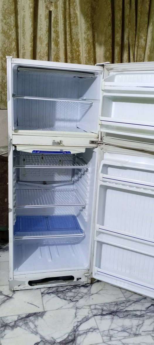 ثلاجه شغاله مامصلحه ابد حجم 16 البيع سعر 150بيه مجال بسيط ثلاجه ع فحص مكان بغداد بل كماليه اتصال ***********
