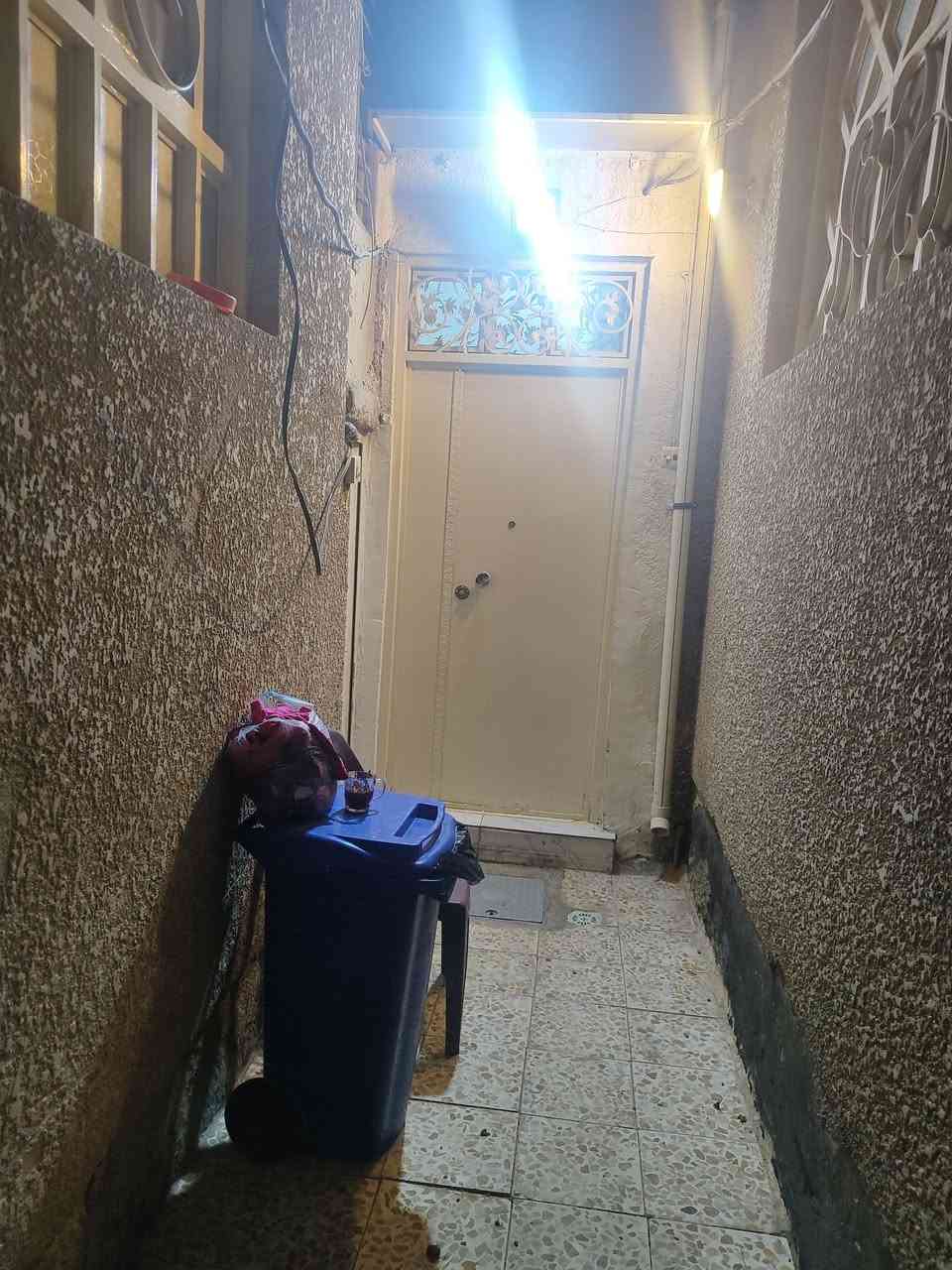 بيت للبيع دولان   خلف شارع المدينه مساحه 100 مربعه البيت متكون من ستقبال غرفتين البيت نضيف بمعنى الكلمه للاستفسار الاتصال ***********
