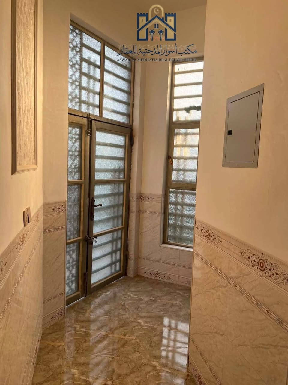 🏡 للبيع – دار سكن بناء حديث بسعر مميز 🏡

📍 الموقع:
بابل – الحمزة الغربي – حي الحوراء الزراعي.

💰 السعر: 175 مليون دينار (قابل للتفاوض).

📄 الوضع القانوني:

- طابو زراعي (سند 25).
- التحويل مباشر باسم المشتري.

📐 المواصفات:

- المساحة: 350 م².
- بناء حديث.
- الدار ركن.
- الواجهة: 13.5 متر.
- العمق: 25 متر.
- سقف كونكريت مسلح.
- أرضيات بورسلين.
- الجدران مكسوة بالسيراميك.

🏠 تفاصيل الدار:

- غرفتا نوم (5×4 م لكل غرفة).
- صالة طعام (4×5 م).
- صالة كبيرة (4×10 م).
- استقبال (4.5×7.5 م).
- مطبخان:
  - مطبخ بارد (4×5 م).
  - مطبخ حار (4×3 م).
- حديقة خارجية.
- كراج سيارة.

🛣 الشوارع:

- الشارع الأمامي: 9 م.
- الشارع الجانبي: 7 م.

⚡ الخدمات:

- ماء إسالة.
- كهرباء وطنية.
- خط مولدة.
- شبكة مجاري حديثة.

📞 للاستفسار والحجز:
مكتب أسوار المدحتية للعقار
📍 حي الحوراء – مقابل السايلو.

☎️ ***********
☎️ ***********
☎️ ***********

فرصة مميزة لمن يبحث عن دار حديثة بموقع جيد وسعر مناسب.
