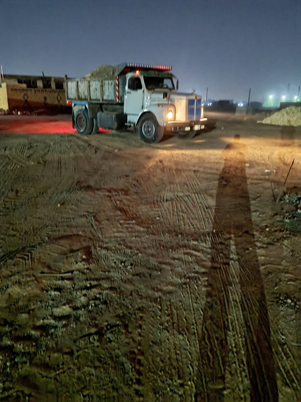 سكانيه 111موديل79رقم بصره انكليزي باقي على استلام الوحات هزه ماصاقطه بسمي تحويل مباشرمكينه عادي كيرناعم جديد شاده تخم تاير بلاديه بتره شاصي مكفول ***********مكان بغداد
