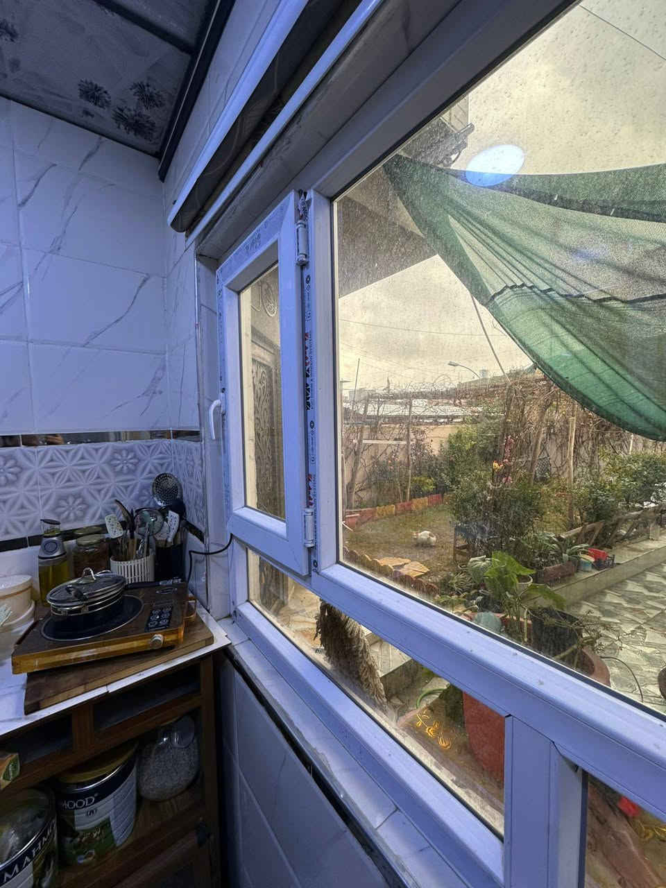 #عروض_مكتب_عـطـاء_الموصل
شقة منفردة للبيع
موقع: شقق الخضراء، قرب جامع المعافى
- 4 بيوت عن جامع المعافى
- قريبة على مدرسة الكون الابتدائية وثانوية الدجى
مساحة: 123 متر
محدثة بالكامل:
- مجاري
- سيراميك
الطابق الأرضي:

- استقبال
- هول
- مطبخ
- حار وبارد
- صحيات عدد 2
الطابق الثاني:
- 3 غرف نوم
- حمام
- السطح بي بيتونة
السعر: 95 مليون
بيها مجال 

***********

***********

***********
