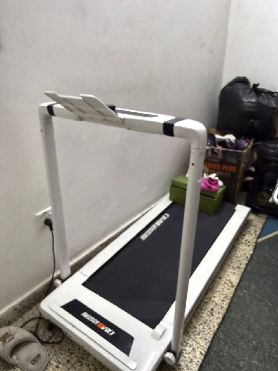 🛑 للبيع جهاز جري سلم اصلي
(سهل التخزين والنقل )
حمل الوزن الصافي (( 140 kg
يحتوي على شاشه لقياس السعرات الحراريه. المسافه المقطوعه km . الوقت


**إذا كنت صاحب هذا الإعلان وتريد حذفه لأي سبب، رجاءا أرسل رسالة إلى الدعم الفني**