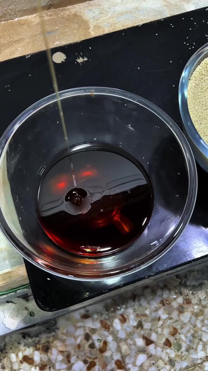 🍯🥖 حلاوة العسل... وقرمشة السمسم في كل لقمة! ✨

جرّبوا خبز العسل بالسمسم (اللوزة) من مخبز الدر، بطعم شهي، وقوام طري، ولمسة ذهبية تجعل كل لقمة متعة لا تُقاوم.

🌟 يُحضّر طازجاً يومياً
🍯 عسل طبيعي ومذاق غني
🚗 خدمة التوصيل متوفرة داخل النجف

📍 النجف الأشرف – شارع الوائلي
📞 ***********

مخبز الدر... نخبز الطعم الذي يستحق أن تتذوقه. ❤️

#مخبز_الدر #خبز_بالعسل #سمسم #اللوزة #النجف_الأشرف #شارع_الوائلي #توصيل #مخبوزات_طازجة #النجف
