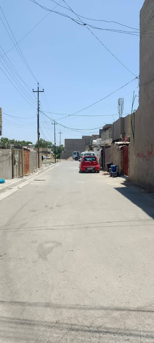 السلام عليكم 
بيت زراعي 160متر طابقين يحتوي اربع غرف منام واستقبال ومطبخ وصحيات في الطابق الاول والثاني ودرج خارجي وداخلي للطابق الثاني واجهه البيت اكثر من 12متر وركن كما مبين بالفيديو وكل الخدمات موجوده البيت الطابق الاول بناء طابوك والسقف كونكريت والطابق الثاني بناء بلوك والسقف كونكريت البيت حلو ومرتب وموقع حلو.. منطقه العريفيه الراغب بالشراء التواصل على الهاتف ***********بيه واتساب والسعر المطلوب 93مليون بيه مجال قليل
