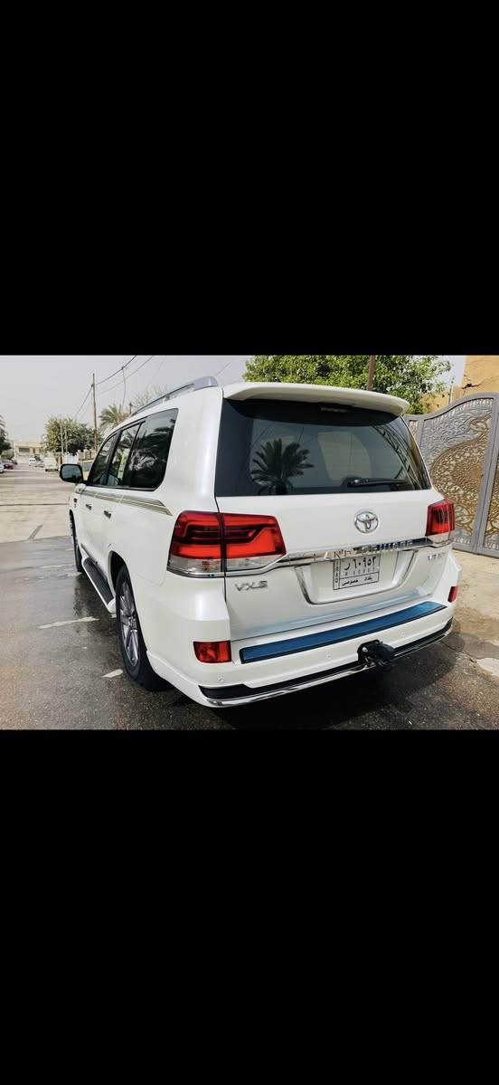 السلام عليكم للبيع لاند كروز موديل 2021جديده ماشيه 20 الف حقيقي محرك 5700 بريم باب اول اعله فئه VXS على وضع الشركه لك السعر 85 يعني ثمن شدات ونص للاستفسار *********** بغداد
