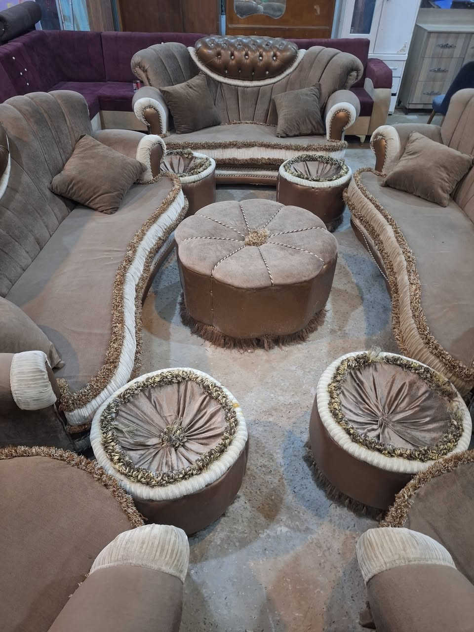 السلام عليكم
قوه   فخامه. ٠جمال.
تخم تركي نظافه فول بدون اي ضرر 
هيكل خشب نجاره
كلش نظيف مع سيت طبلات  
الصويره شارع السبيس مقابل حسينية ائمة البقيع
***********
