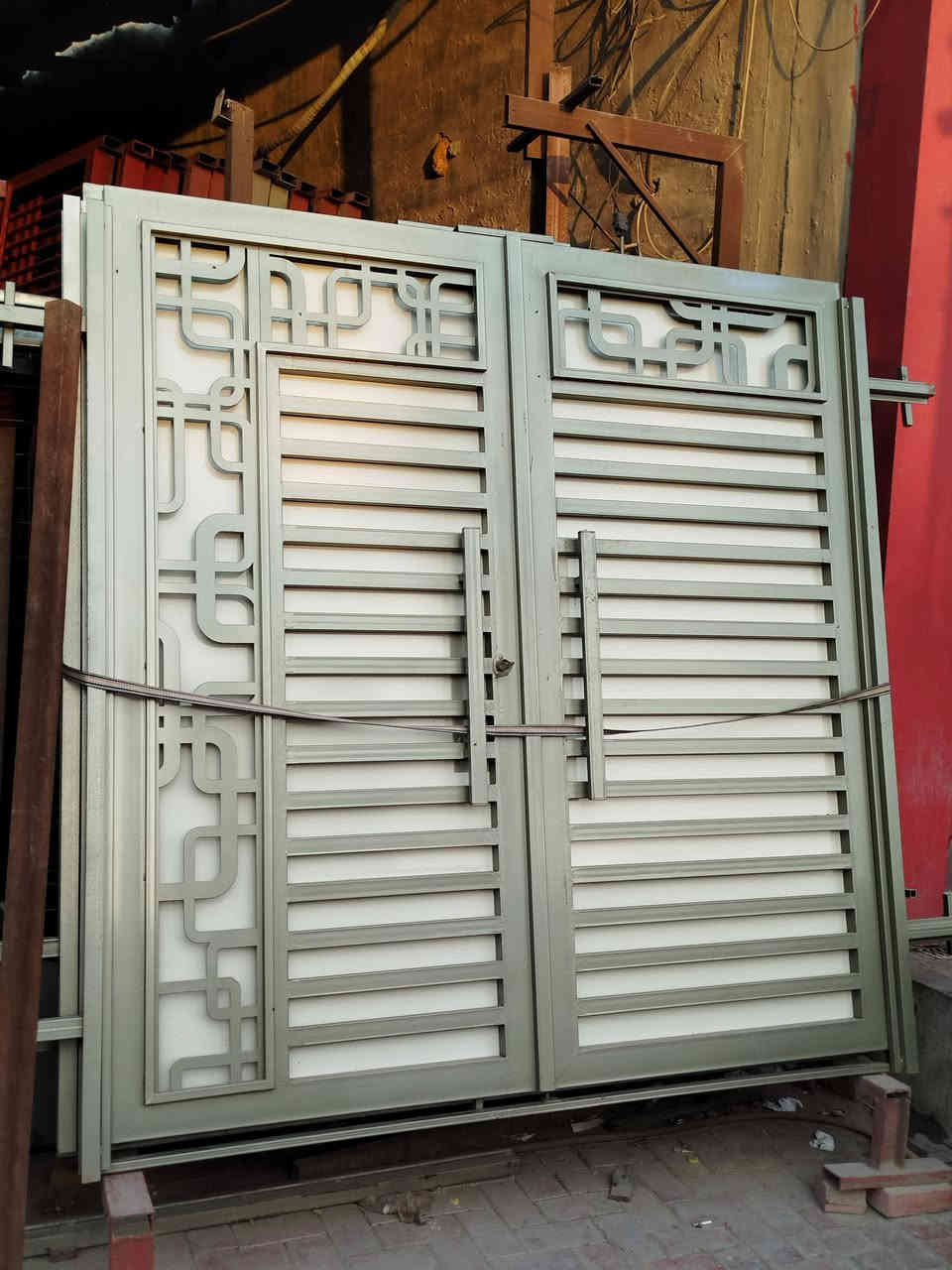 سلام عليكم اخوكم حداد متنقل وشغلي هندسي ودرجة أولى بيبان وشبابيك وسقيف كسبان وسندويج  وكفت لعمال اتصل وتدلل ***********
