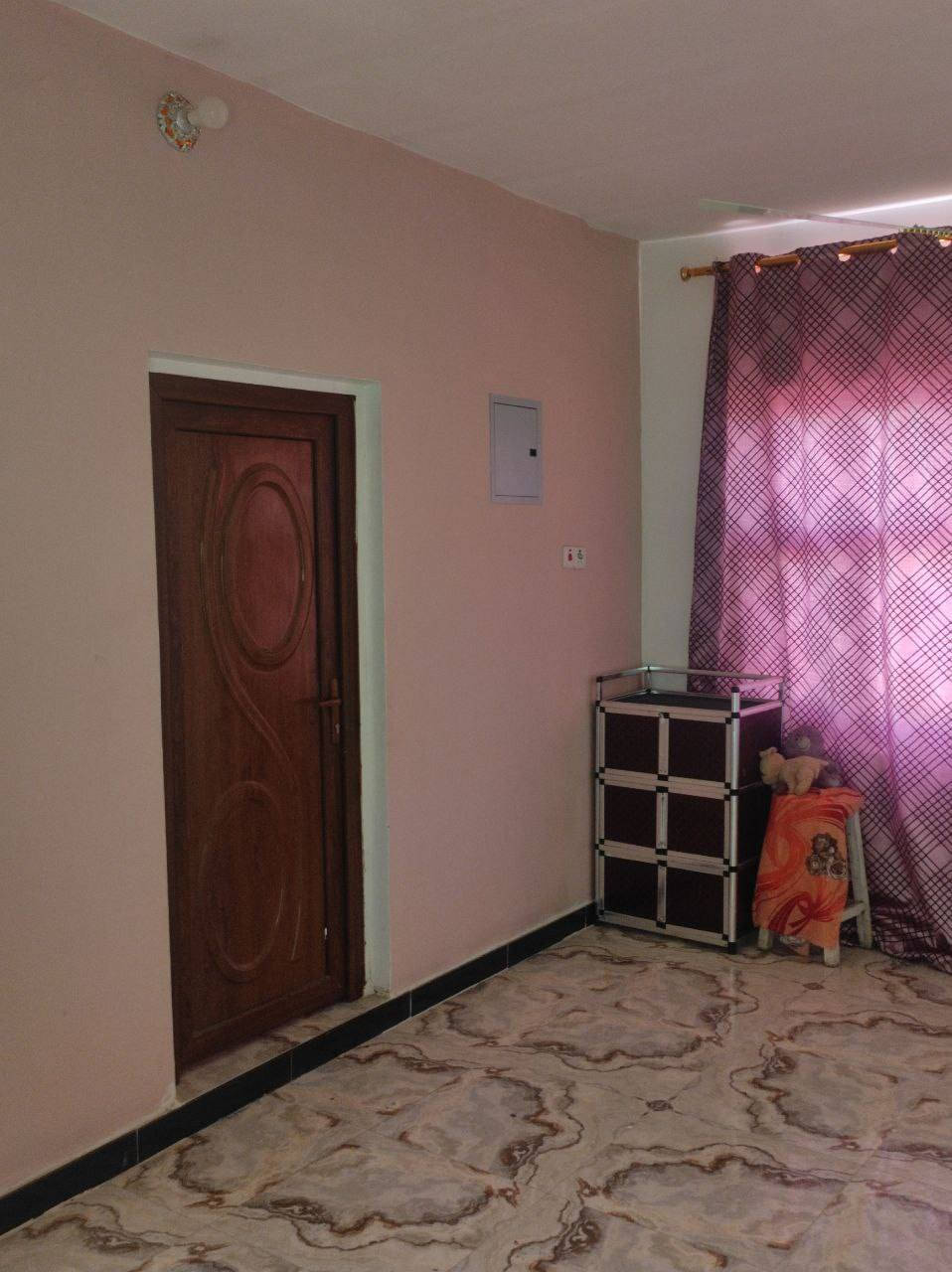 بيت للبيع مساحه 250 طابو في حي المعراج قريب بيت المرحوم  سعد فزاع مقابيله ساحه. منطقه كامله مجاري و جاي يشتغلون ارصفه بقه بس تبليط...  مكون البيت من طابقين طابق الاول غرفتين وصاله ومطبخ  حار و بارد و صحيات خارجيه و داخليه و كراج سياره و استقبال و  محل تابع للبيت .. الطابق الثاني مكون من 3 غرف و صاله و صحيات .. السطح اوزوكام ...  استفسار اتصال برقم . ***********
