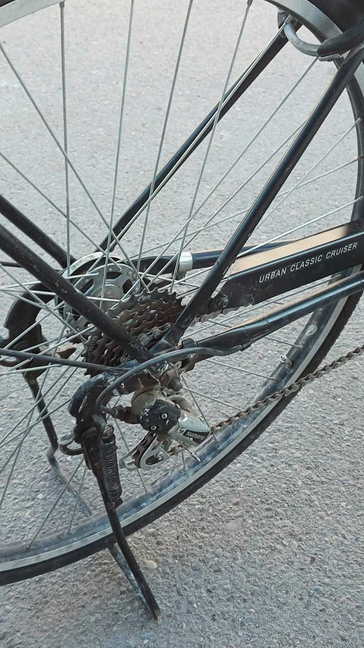 بايسكل ياباني 
حجم 28
المواصفات:
تايرات من نوع (Maxxis)
اضائة اماميه من نوع (Lbbd) شحن سريع
مكينة خلفيه (عقرب- تحتوي 5 نمر)
گلجات اصليه من نوع ( Shimano Alivio )
مواصفات عاليه
هيكل البايسكل بجودة عالية
كشن(سرج) نوعية جيده
الويل من نوع (Shimano Alivio) ايضا
شركه يابانيه معروفة 
والباقي ما يحتاج شرح لأن بعده جديد
( سعر البايسكل 130 وبيه مجال)
مكاني بغداد حي الجهاد 
***********
