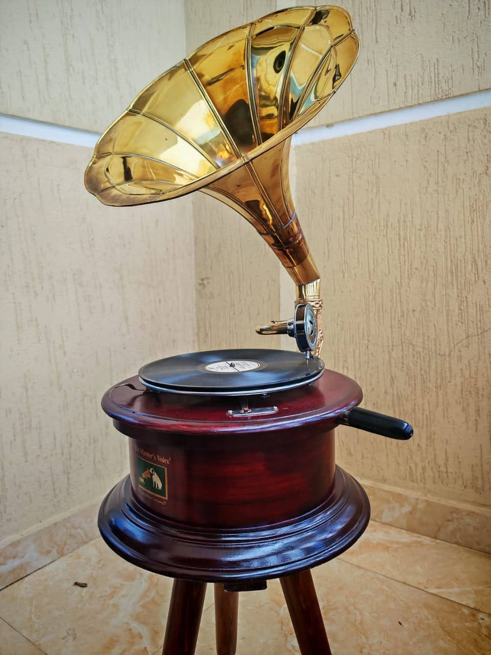 جرامفون هيز مستر فويس يعمل يدوى بالمنفله ماكينه ٢ زنبلك بوق نحاس مذهب ارتفاع ١١٠ سم


**إذا كنت صاحب هذا الإعلان وتريد حذفه لأي سبب، رجاءا أرسل رسالة إلى الدعم الفني**