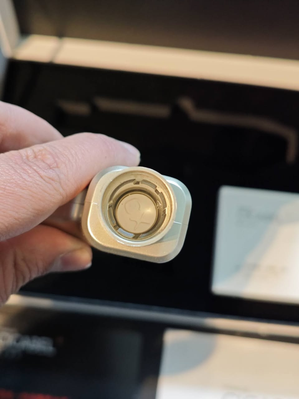 جهاز CICABEL Nano SPA Mesogun الأصلي
جهاز عناية بالبشرة احترافي بتقنية Nano Mesotherapy يساعد على تحسين امتصاص السيروم وتجديد البشرة بدون ألم أو إبر تقليدية.
المواصفات:
تقنية Nano Mesogun لتحفيز البشرة.
يساعد على ترطيب البشرة وتقليل مظهر الخطوط الدقيقة.
عدة مستويات قوة قابلة للتعديل.
بطارية قابلة للشحن مع مؤشر طاقة.
تصميم خفيف وسهل الاستخدام باليد.
مناسب للاستخدام المنزلي أو للعيادات التجميلية.
محتويات العلبة:
جهاز CICABEL Nano SPA Mesogun
كيبل شحن
دليل الاستخدام
الفوائد:
تحسين نضارة البشرة.
يساعد على امتصاص أفضل لمستحضرات العناية.
جلسات سريعة ونتائج ملحوظة مع الاستمرار.


**إذا كنت صاحب هذا الإعلان وتريد حذفه لأي سبب، رجاءا أرسل رسالة إلى الدعم الفني**