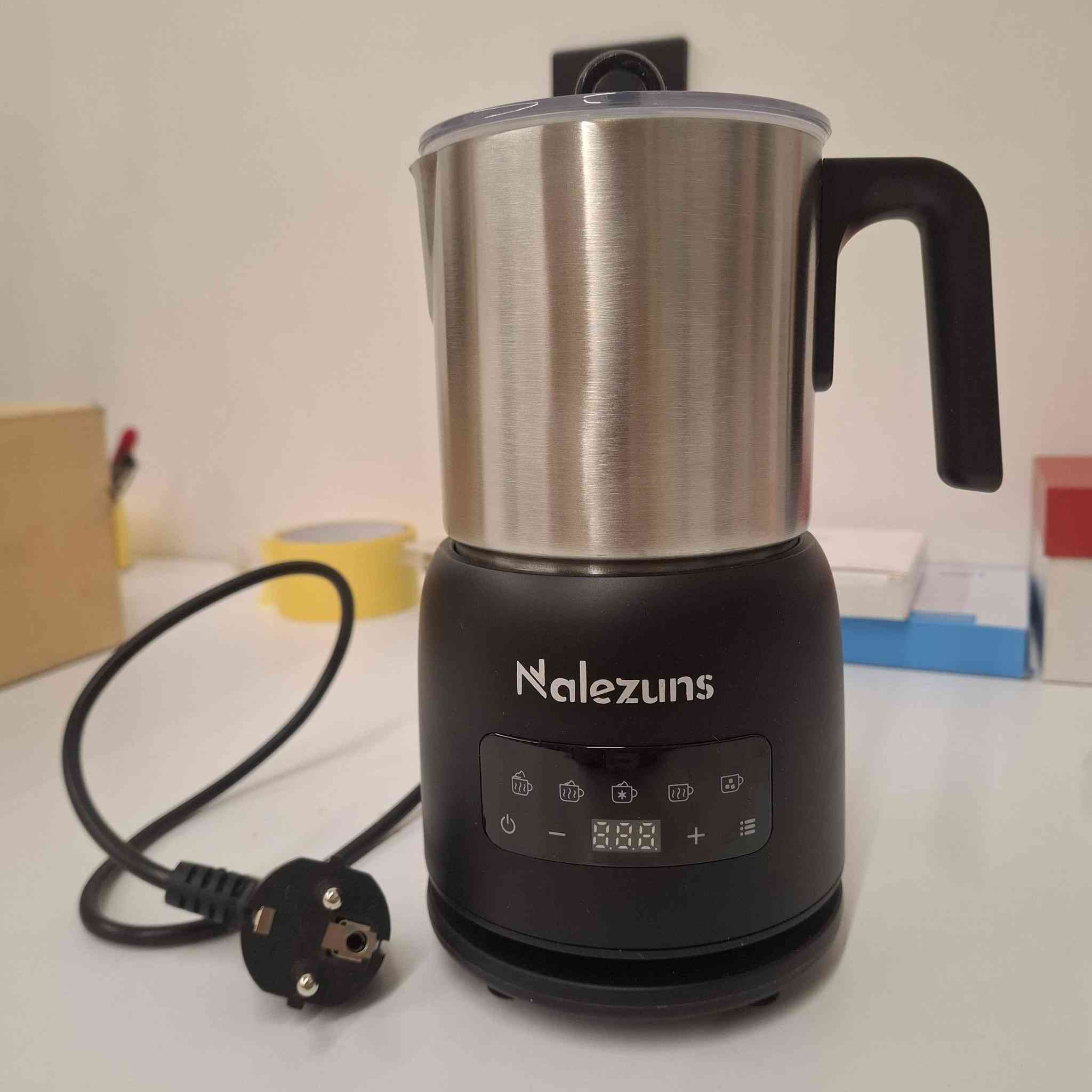 خفاقة حليب كهربائية من ماركة Nalezuns، وهي جهاز متعدد الاستخدام 5 في 1 مصمم لتحضير رغوة الحليب الساخنة والباردة بالإضافة إلى التسخين 
الوظائف والمميزات الرئيسية
تتميز هذه الخفاقة بخمسة أوضاع تشغيل ذكية يمكن التبديل بينها بلمسة واحدة: 
رغوة ساخنة كثيفة (Hot Dense Foam): مثالية لمشروبات الكابتشينو.
رغوة ساخنة خفيفة (Hot Airy Foam): تناسب مشروبات اللاتيه ماكياتو.
رغوة حليب باردة (Cold Milk Foam): لتحضير القهوة المثلجة.
تسخين الحليب (Heat Milk): يسخن الحليب لدرجة حرارة تتراوح بين 60-70 درجة مئوية دون رغوة.
الكاكاو الساخن (Hot Cocoa): وضع مخصص لتحضير الشوكولاتة الساخنة.

جديدة لوك مال بالة السعر 30 الف
*********** واتساب او راسل الصفحة
