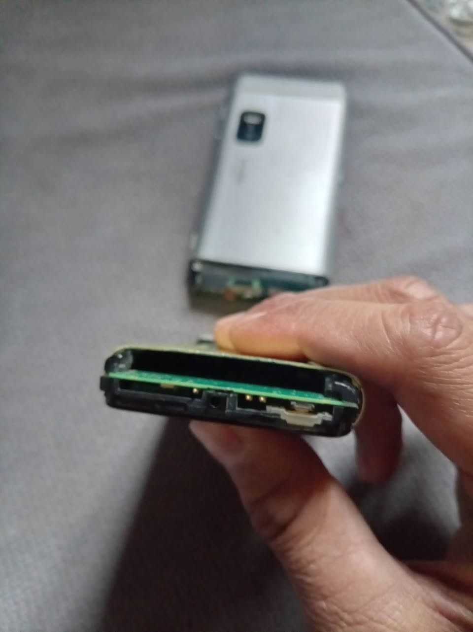 السلام عليكم
N8 و E7 طافيات فحم
قطع غيار الي يفيدنة
25
***********
