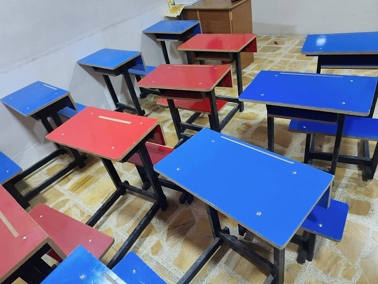 رحلات جداد للبيع كلش مرتبين وحلوين
انا ابيعهم كلهم شلع 

٣٠ رحله مختلفة الأحجام والألوان و١٦ كرسي جامعي يصير الروضات والمعاهد والدورات على ٤٠ كل قطعه قفل قفل 

سبب البيع المعهد راح يتحول روضه وحضانه 

قفل سعر نهائي وخشب ثقيل كلش


**إذا كنت صاحب هذا الإعلان وتريد حذفه لأي سبب، رجاءا أرسل رسالة إلى الدعم الفني**