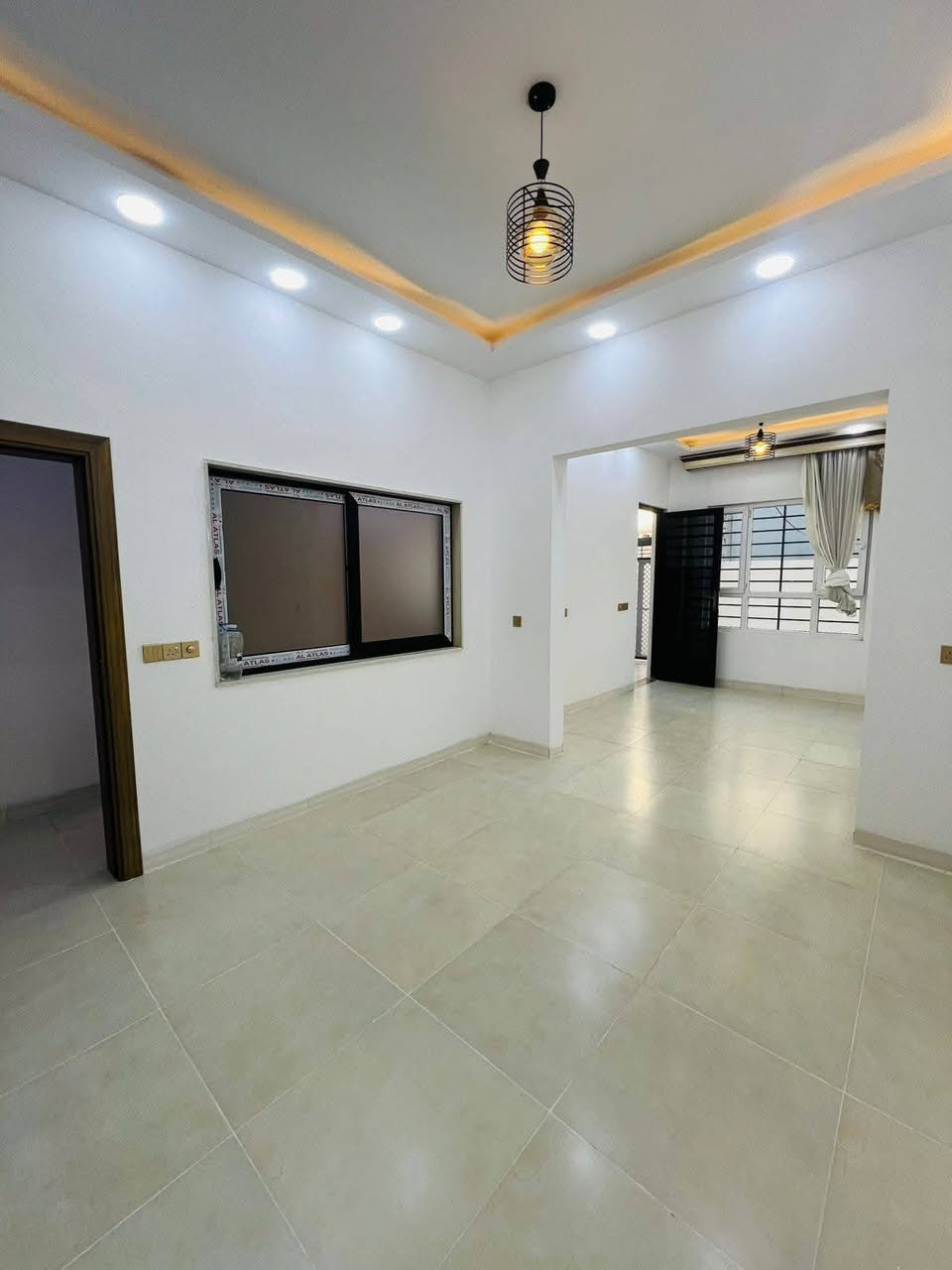 #عروض_عزيز_للعقار
دار للبيع 

حي الملايين الأولى

خلف فلل العناز

المساحة 140م واجهة 7٫5 م

5غرف نوام واستقبال وهولين ومطبخ وصحيات في الطابقين

صنف العقار بستان ملك صرف

تسليم الدار فوري

خدمات كامله 

للاستفسار أكثر اتصل على الأرقام 

***********

***********

***********
