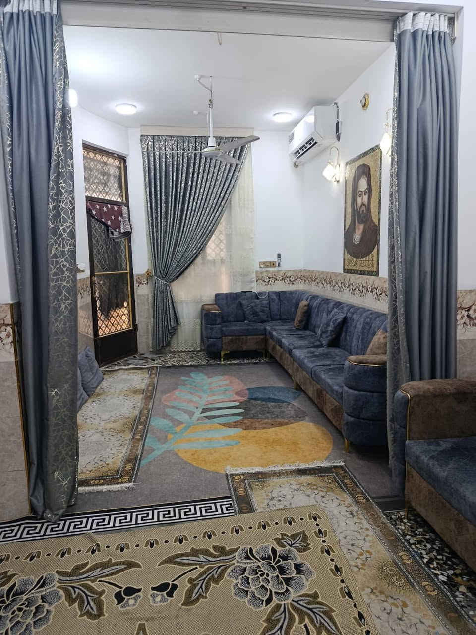 سلام عليكم بيت ٧٠ متر للبيع
طابق واحد  يتوفر جميع الخدمات  عرض الشارع ١١ متر طابو  سند ٢٥  العنوان كربلاء حي السيدة رقية مقابل اسواق برتقالة قرب مستشفى الكفيل. قريب جداً عن شارع الزوار يصلح حسينية او سكن  يبعد ١٠ دقائق عن الامام  الحسين (ع) للاستفسار الاتصال على الرقم ***********
