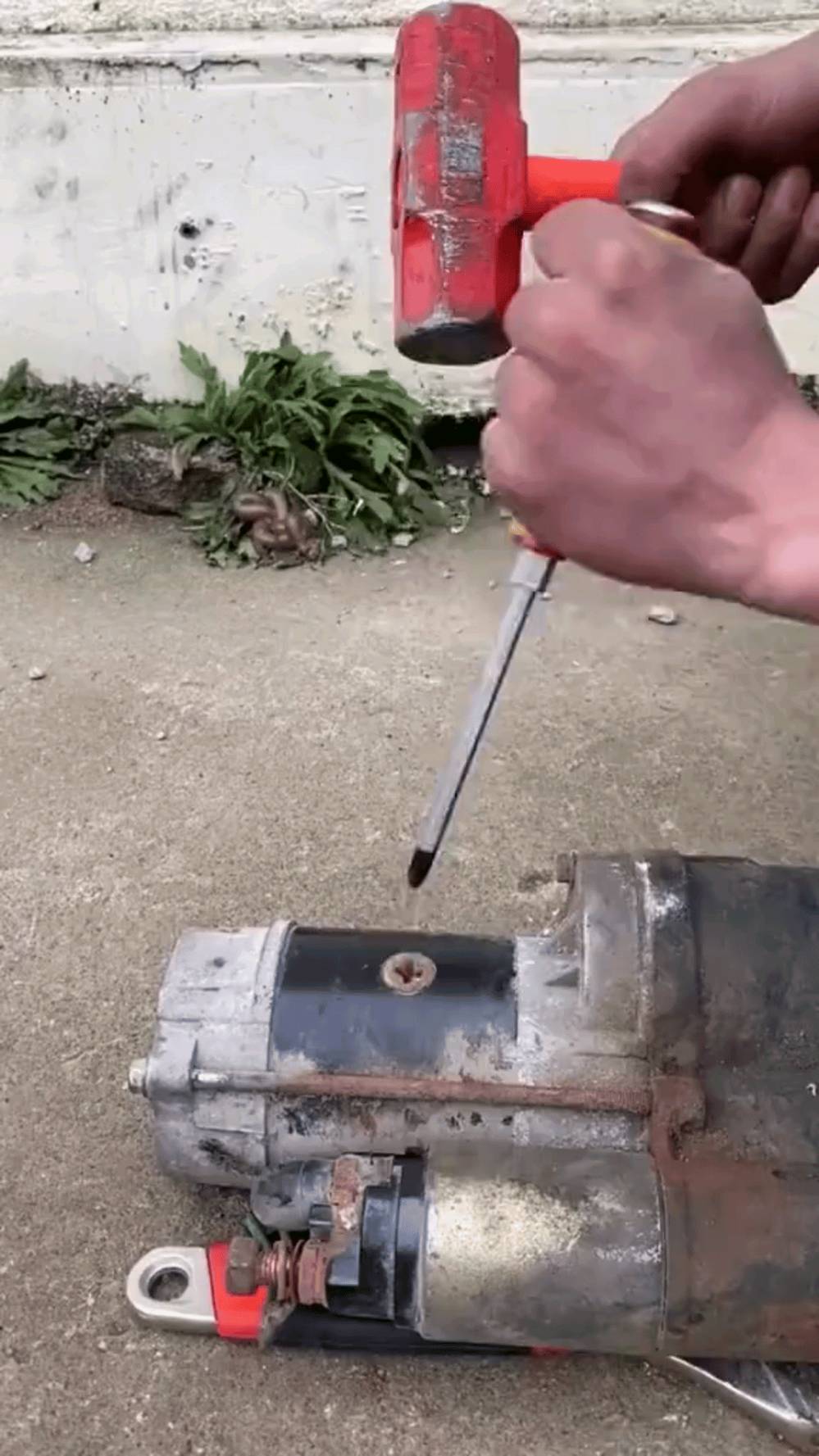 طقم مفك صدمات معدني ثقيل 13 قطعة من WADFOW

الاستخدامات

مخصصة لفك وشد البراغي الصدئة أو العالقة بقوة.

مثالية للاستخدام في الورش الصناعية، وصيانة السيارات، والأعمال الميكانيكية الثقيلة.

يمكن استخدامها مع المطرقة لتوليد عزم دوران قوي دون تلف البرغي.

مناسبة للاستخدام المنزلي والمهني على حد سواء.

المميزات

تصميم معدني قوي بالكامل لتحمل الصدمات والاستخدام الطويل.

مقبض مانع للانزلاق يمنح تحكمًا أفضل أثناء الطرق.

آلية عكس الاتجاه (يمينيسار) لتسهيل الفك والربط.

رؤوس متعددة من نوع PH وSL وHEX لتغطية مختلف الاحتياجات.

مصنوعة من فولاذ عالي الكربون CR-V المقاوم للتآكل والصدأ.

تأتي داخل صندوق بلاستيكي متين يسهل حملها وتخزينها بأمان.

محتويات الصندوق

1 مفك صدمات معدني ثقيل.

12 رأس تبديل متنوعة تشمل:

- رؤوس مستقيمة (SL5، SL6، SL8، SL9).
- رؤوس فيليبس (PH1، PH2، PH3، PH4).
- رؤوس سداسية (H2، H4، H6، H8).

علبة تخزين بلاستيكية صلبة.

الملاحظات

الأداة تعمل عند الطرق بالمطرقة على المقبض لتوليد عزم دوران فوري.

مناسبة للتعامل مع البراغي العالقة أو المتضررة.

ينصح باستخدامها مع مطرقة معدنية لتحقيق أفضل أداء.

قياس العلبة: الطول 20 سم × العرض 10 سم × الارتفاع 5 سم.