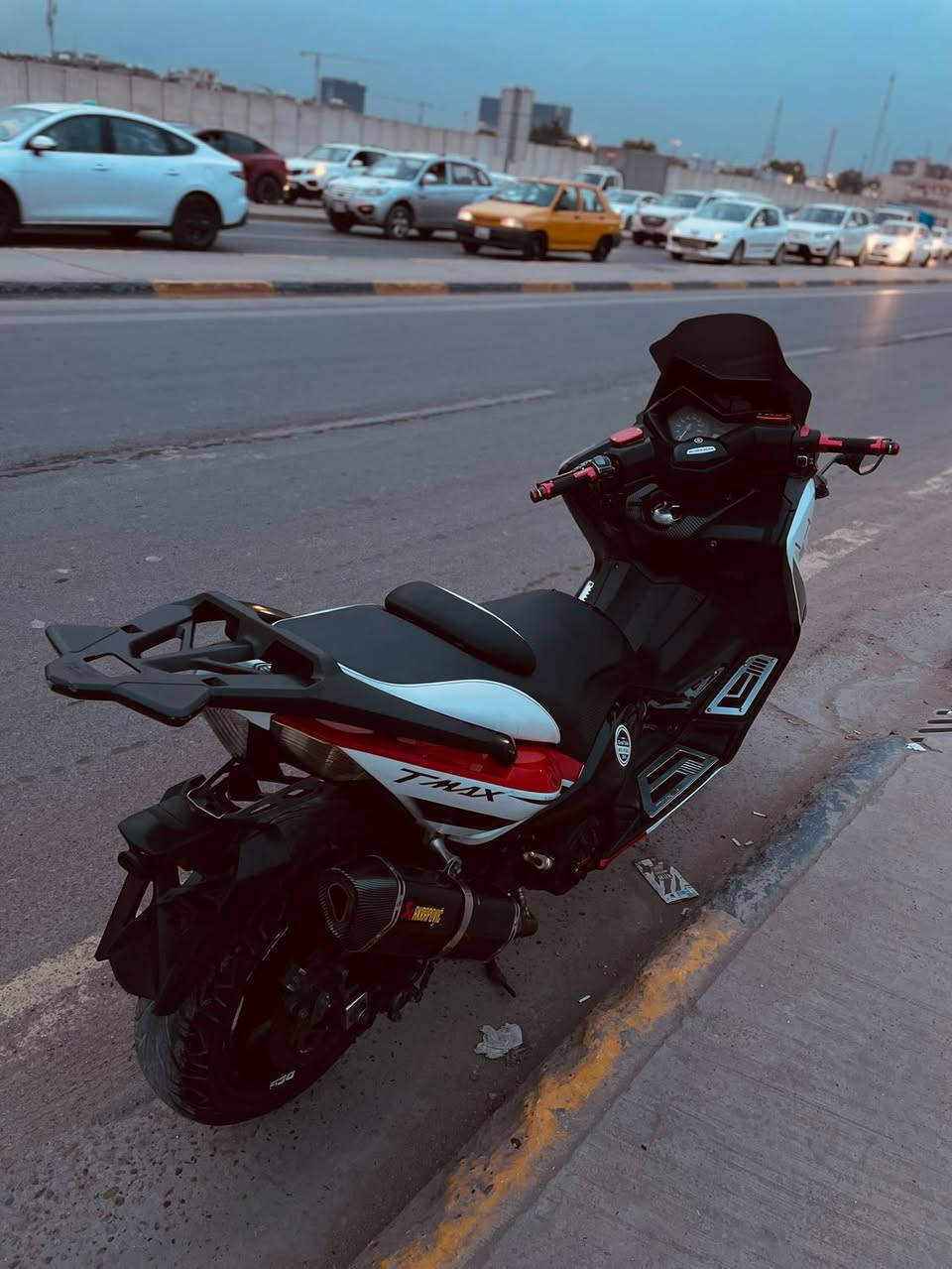 السلام عليكم
تي ماكس 2017 بصمة 
مكينه مكفولة 
 ماشيه 35
تخم تاير جديد 
قايش داخلي وخارجي اصليات  
كاسحه بلاديه 
مري بلاديه 
كهربائيات بلاد 
بانزين محسن 
صالنصه رياضي
دهن امزويل جديد 
السعر خاص
مكاني الشعب  ***********
