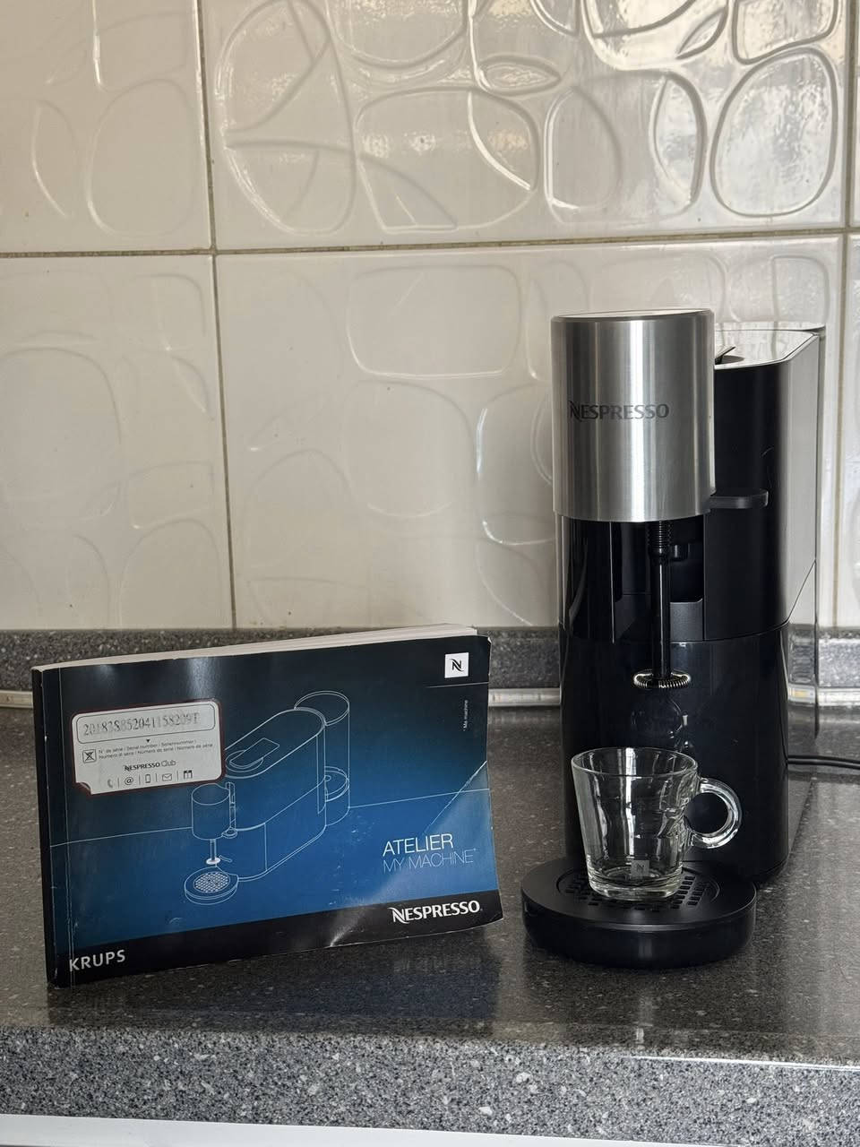 مكينة قهوة ☕️
☕ للبيع: ماكينة قهوة Nespresso Atelier (الأصلية)

(ملاحظة ): المكينة بالة اصلي فرنسي طلعت بدون كارتون و كل غراضها كاملة الكتلوك كاملة .  
لعشاق القهوة المختصة والـ Latte Art، الماكينة الأذكى من نسبريسو اللي تسوي قهوتك بلمسة زر وحدة!
✨ أهم المواصفات والمميزات:
• نظام رغوة الحليب المباشر: الماكينة بيها "خفاقة" مدمجة تخفق الحليب مباشرة بداخل الكوب (حار أو بارد)، يعني ما تحتاج جهاز (Aeroccino) خارجي.
• تنوع المشروبات: تكدر تسوي (Ristretto, Espresso, Lungo, Cappuccino, Latte Macchiato, Flat White) وحتى الـ Iced Frappé والقهوة المثلجة.
• تدعم الحليب النباتي: الماكينة مصممة حتى تضبط رغوة حليب اللوز، الصويا، والشوفان بكفاءة عالية.
• سهولة التنظيف: الخفاقة تنفصل بسهولة وتغسلها، والماكينة بيها نظام تنبيه للتنظيف والترسبات.
• تصميم أنيق وعصري: تصميم نحيف (Slim) ما ياخذ مساحة بالمطبخ وشكله جداً فخم.
• ضغط 19 بار: لضمان استخلاص القهوة مع "كريمة" غنية ومثالية.
📋 الحالة:
• الماكينة نظيفة جداً بنظافة 98‎%‎ (مثل ما موضح بالفيديو و الصور).
• كاملة مع الكتالوج الخاص بيها.
📍 الموقع: [الموصل / الجانب الايمن ] لا يوجد توصيل ❌ تجي للبيت تشوفها و تشغلها و تستخدمها وإذا غير الكلام و النظافة و الترتيب مالها كروتك على حسابي 

💰 السعر: [ 150 الف] قفل بدون عمولة أو (للاستفسار مراسلة الخاص) حياكم الله ❤️


**إذا كنت صاحب هذا الإعلان وتريد حذفه لأي سبب، رجاءا أرسل رسالة إلى الدعم الفني**