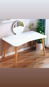 طاوله دراسية وبيها مرايه  60 الف مع التوصيل  متر ب 40 سم  07707091162