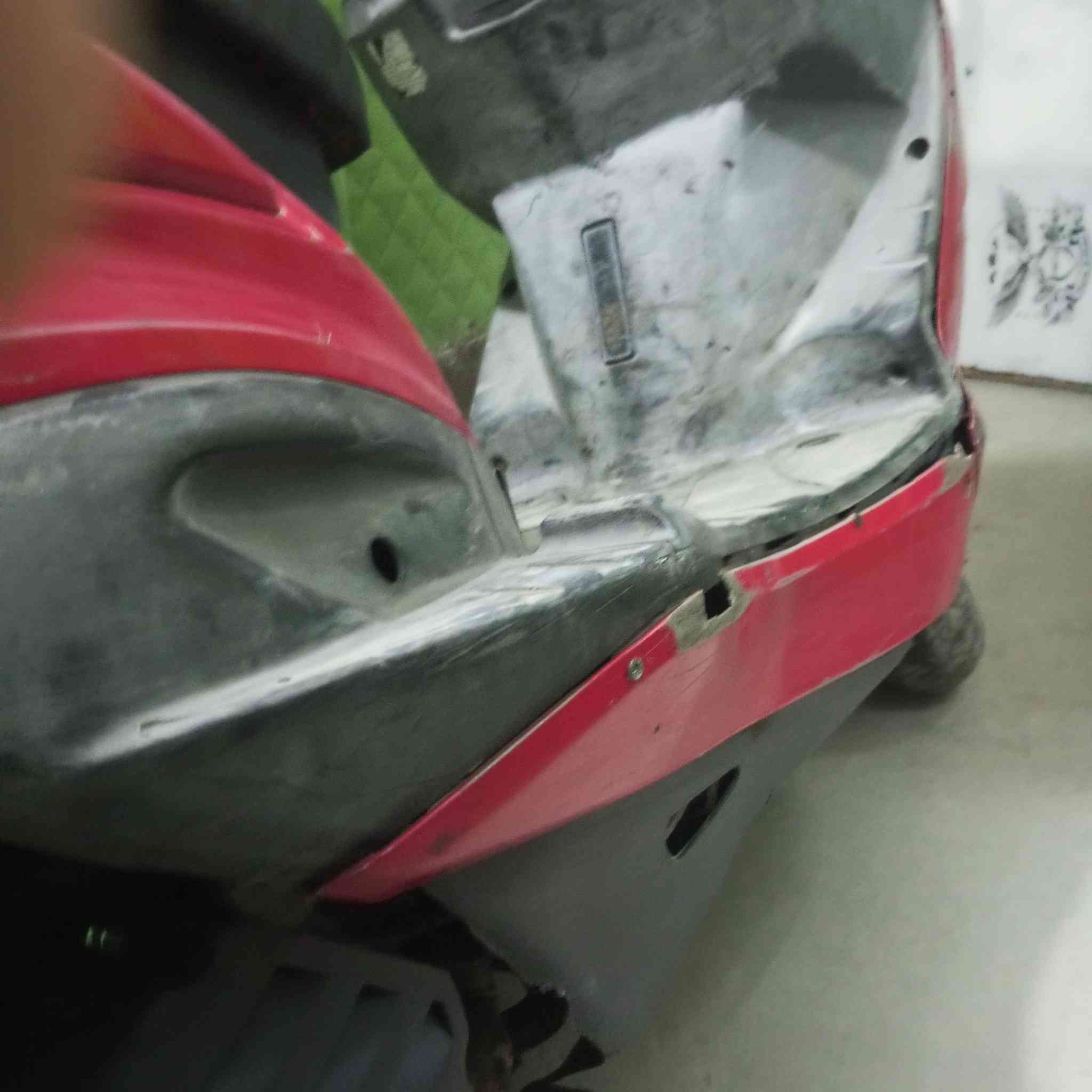 السلام عليكم
إخوان فحل بلاديه من الطول الطول كفر بلادي لون لحمر جارد مختم كابريتر مال حاويه تأير خلفي وويل خلفي جدد باتري جديد 
نقصها فقط شغلتين غيرهن تجي تعتب عليه 
كلچات تعبانه 
وستاند تعليك مبيها
بيع او مراوس 
***********
متوفر ماسنجر وواتساب
